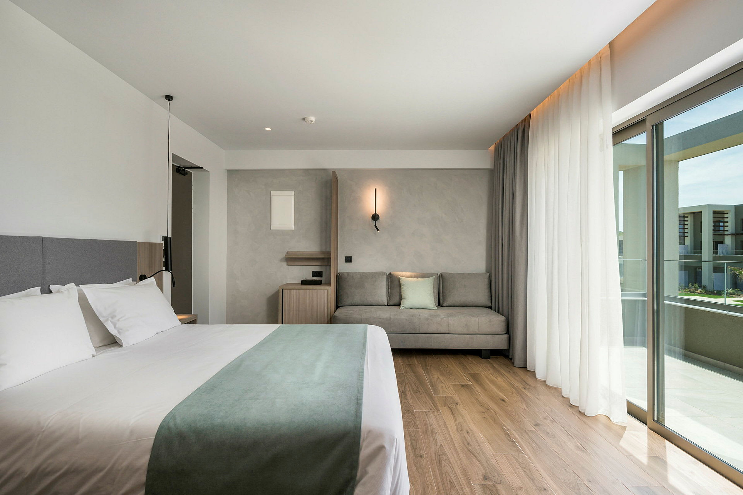 Modernt hotellrum med dubbelsäng och sittgrupp. (AI-genererad text)