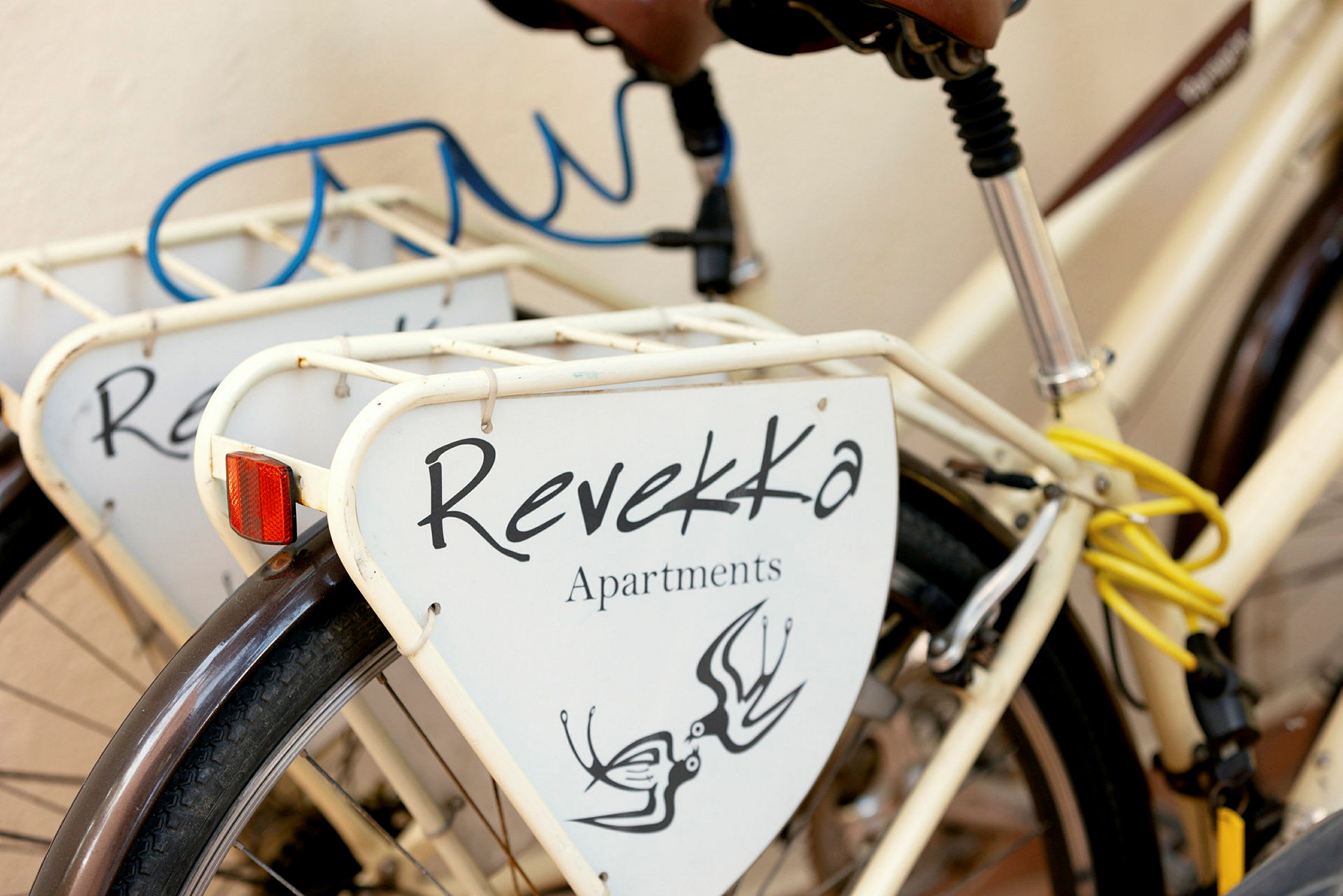 En cykel med skylt som visar texten 'Revekka Apartments'. (AI-genererad text)