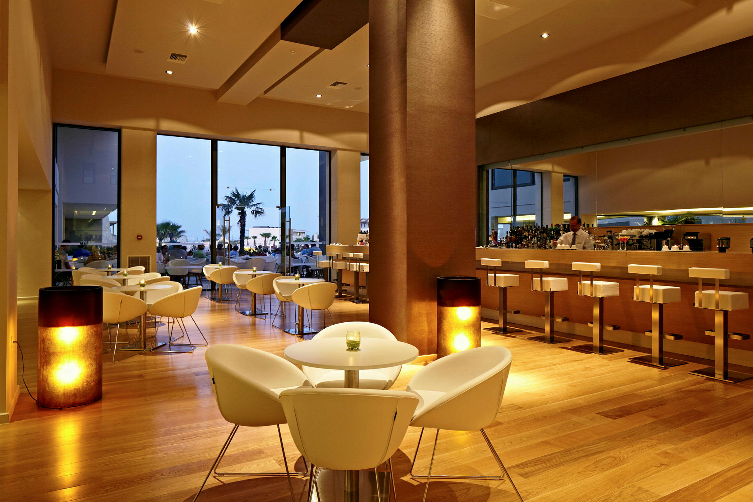 En elegant och modern lounge med vita möbler och en stor bar. (AI-genererad text)