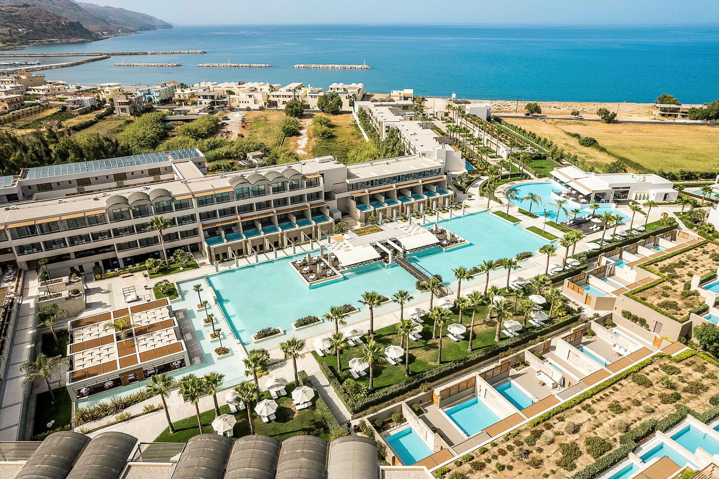 En elegant resort med pool- och villaområde nära havet. (AI-genererad text)