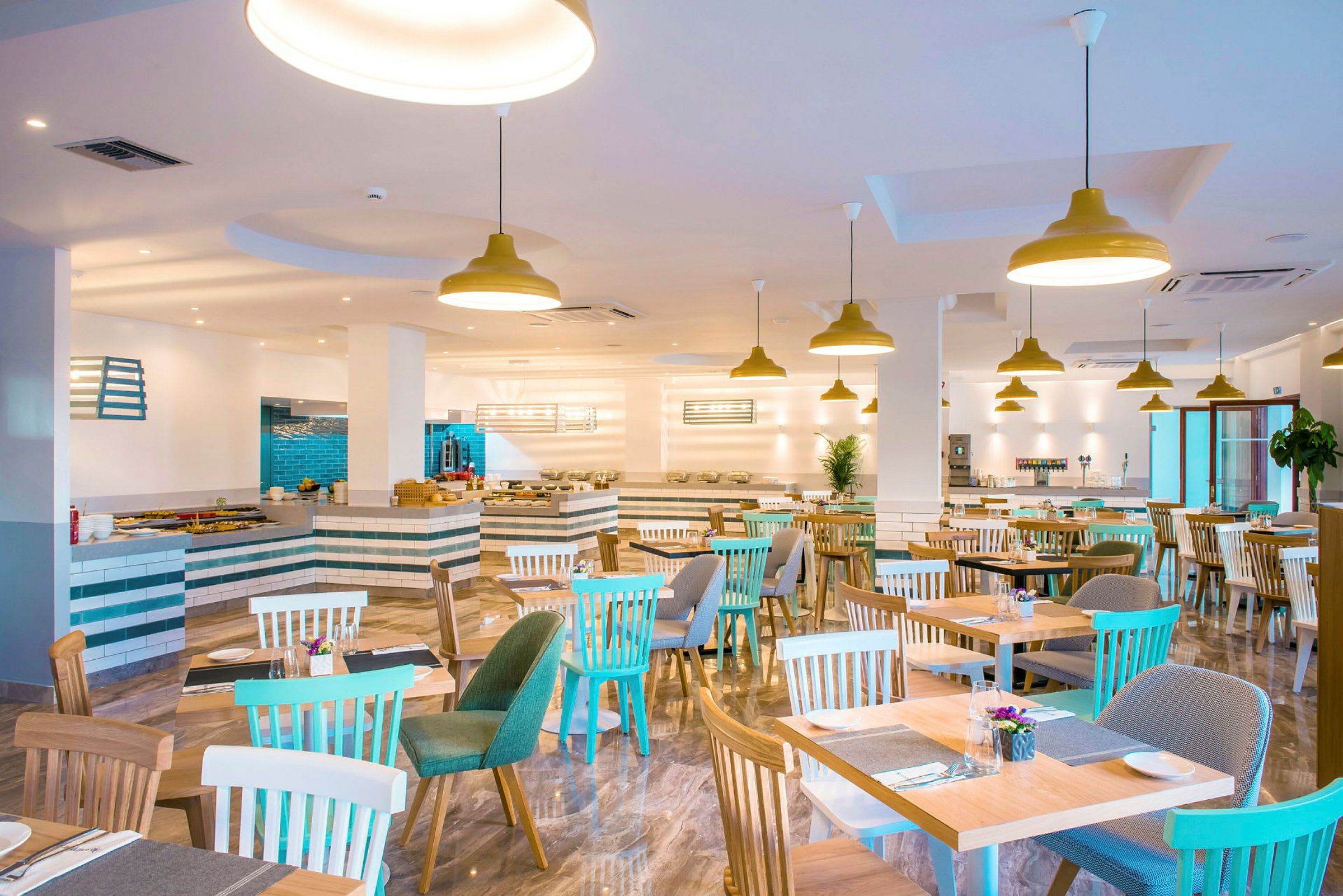 Interiör av en restaurang med bord och stolar i ljusa färger. (AI-genererad text)