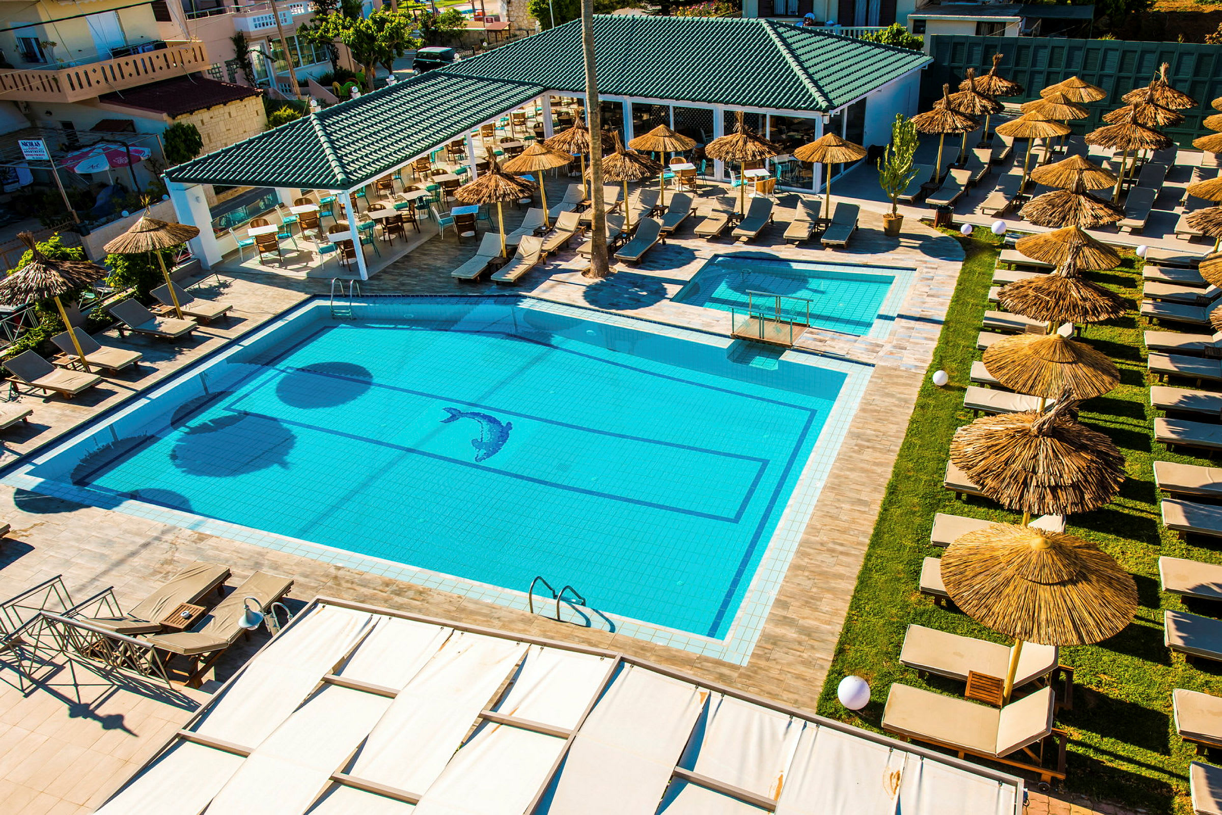 En pool med solstolar och parasoll vid en uteservering. (AI-genererad text)