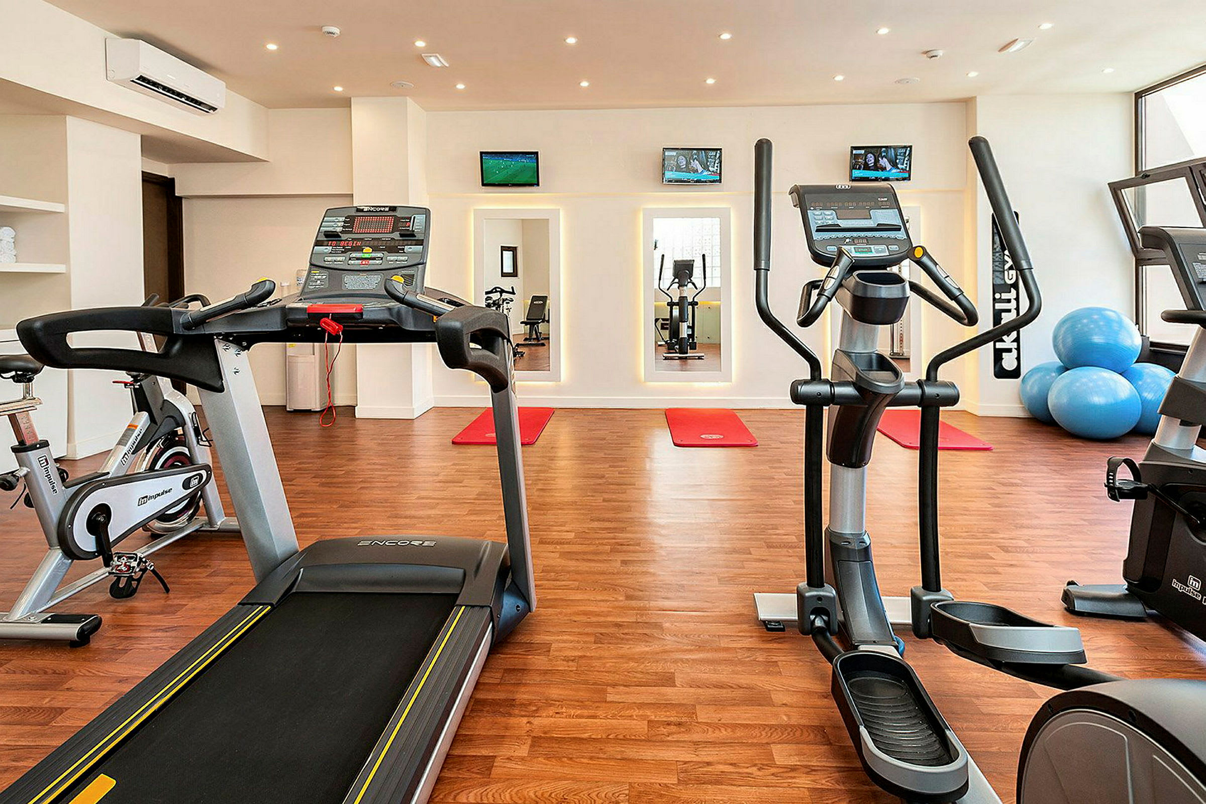 Ett gym med träningsmaskiner och yogabollar. (AI-genererad text)