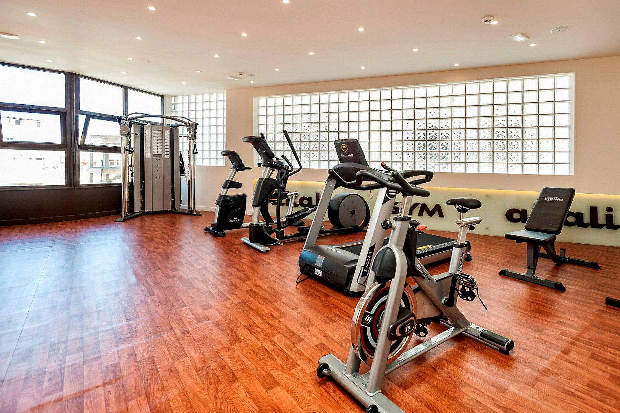 Ett gym med träningsmaskiner som löpband och motionscyklar. (AI-genererad text)
