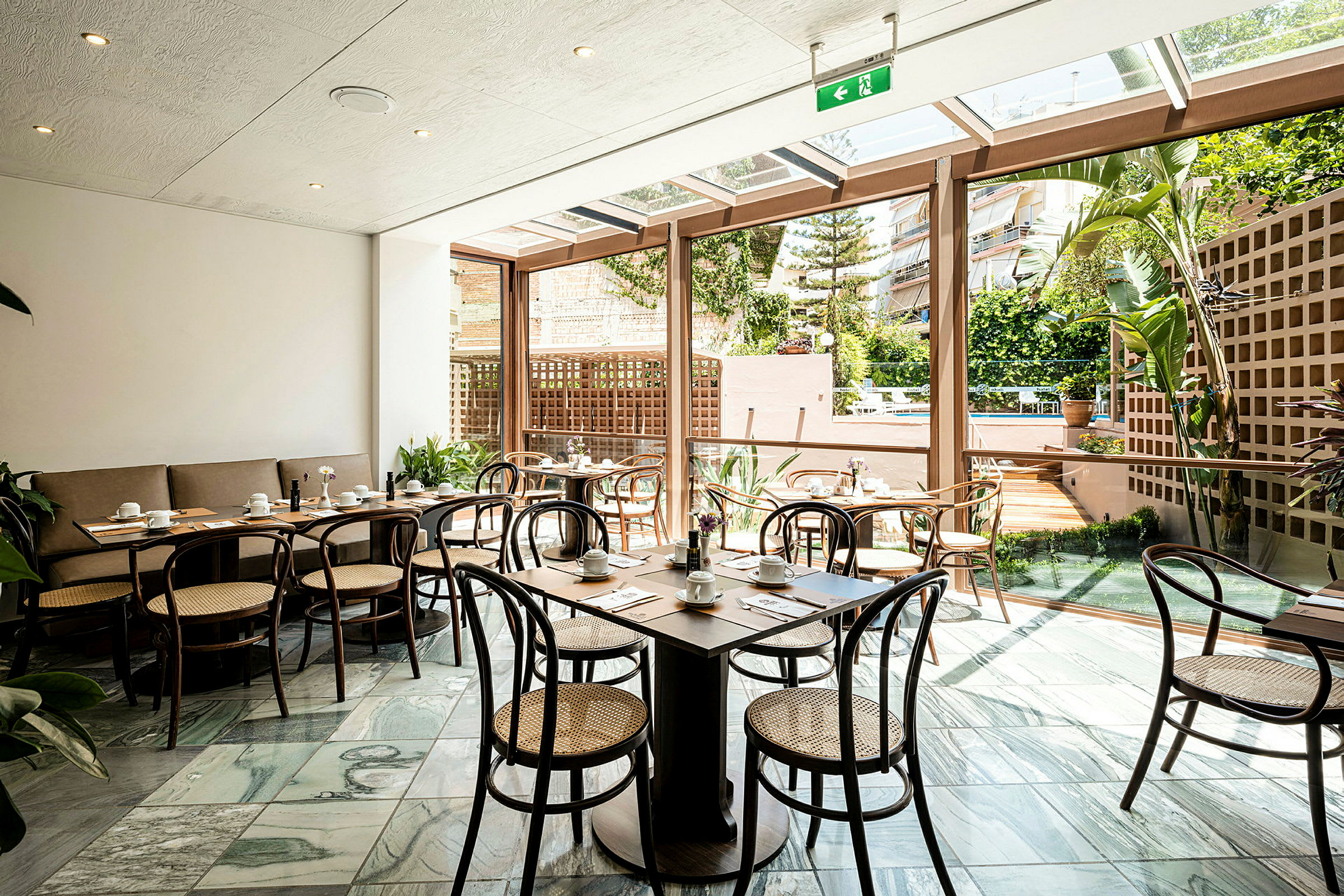 Bild av restaurang med fönster mot utomhusområde. (AI-genererad text)