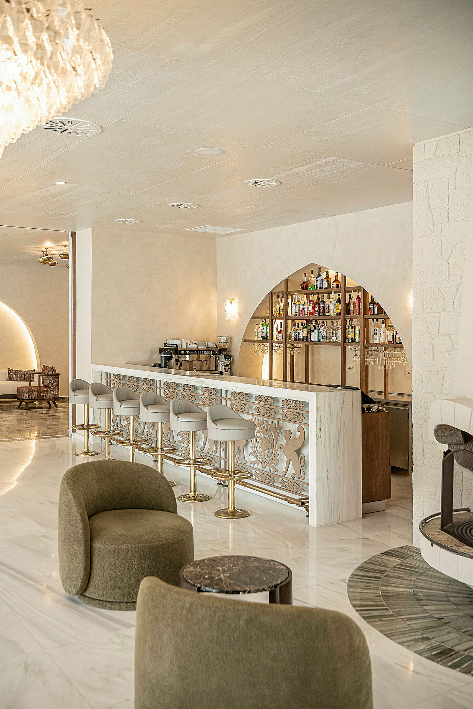 Bild av en elegant hotellbar med dekorativt staket och sittplatser. (AI-genererad text)