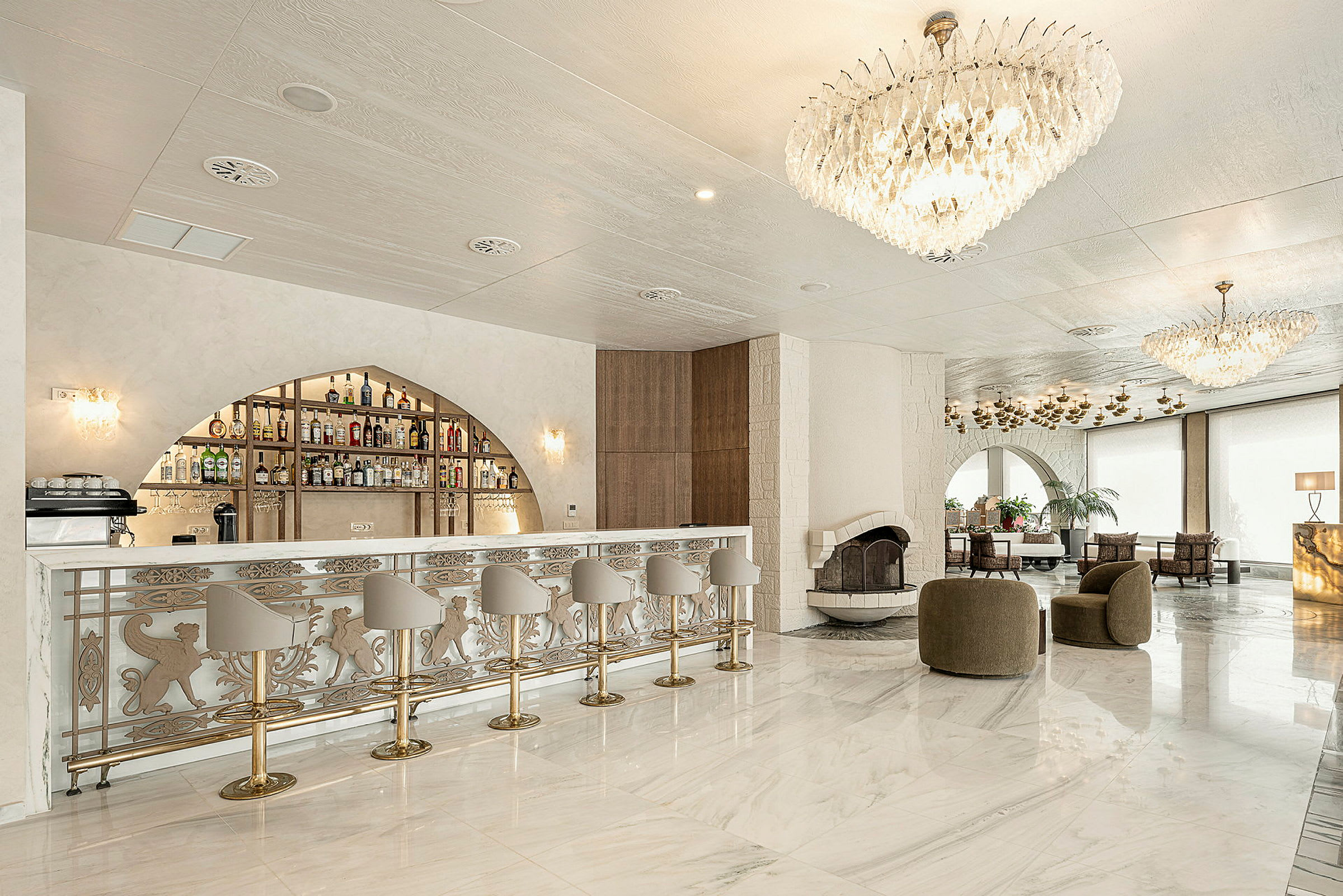 En elegant bar med marmorgolv, eleganta ljuskronor och sittplatser. (AI-genererad text)