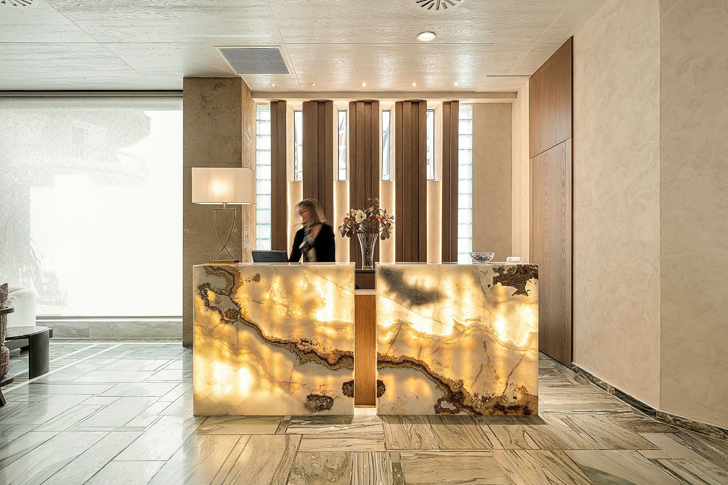 Hotellreception med elegant marmorerad disk och modern inredning. (AI-genererad text)