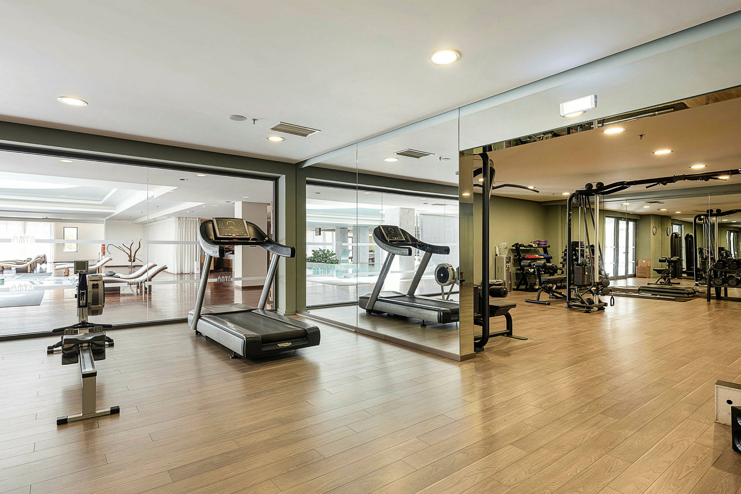 Ett modernt gym med löpband och träningsutrustning. (AI-genererad text)