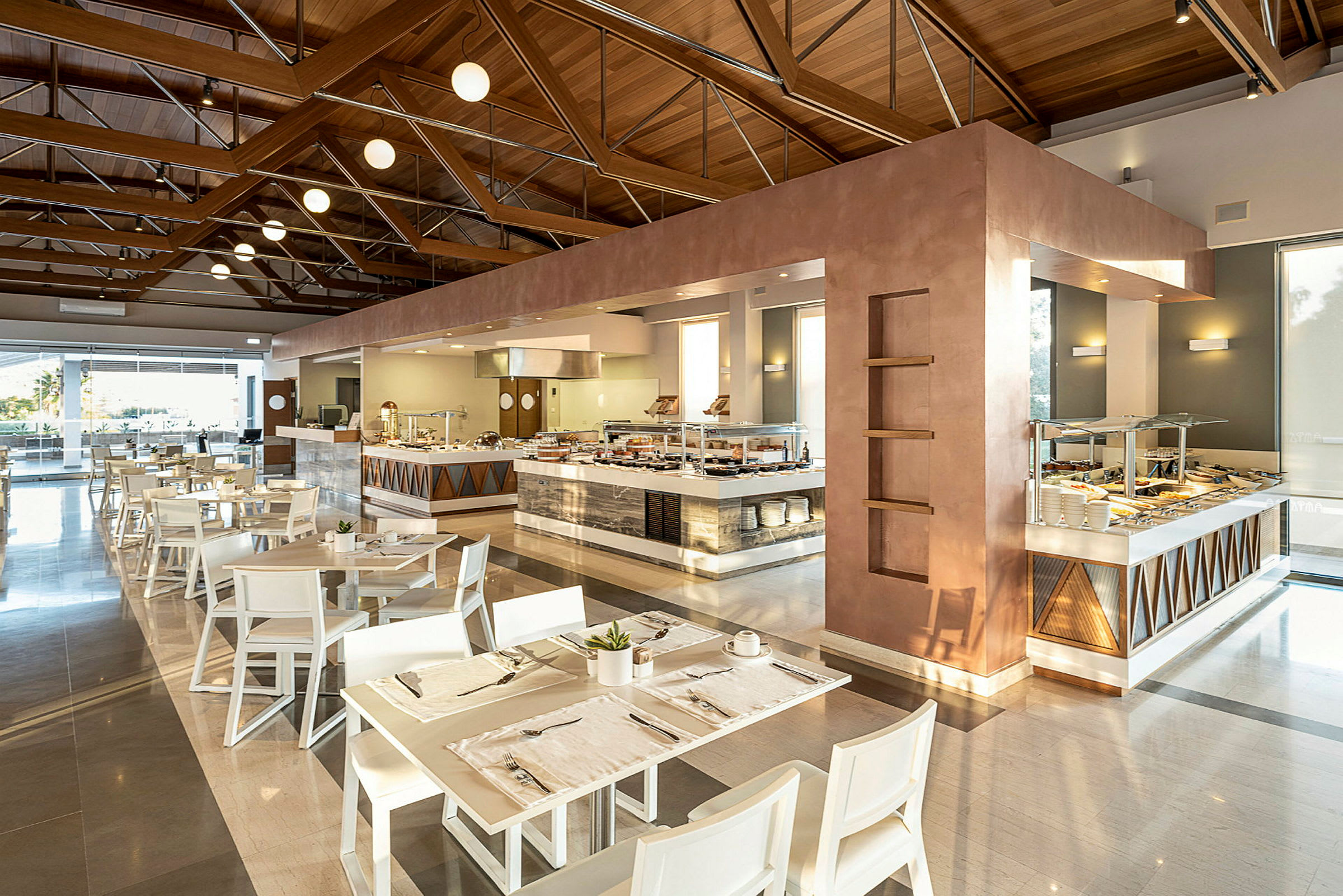 En restaurang med bufféstation och vita bord och stolar. (AI-genererad text)