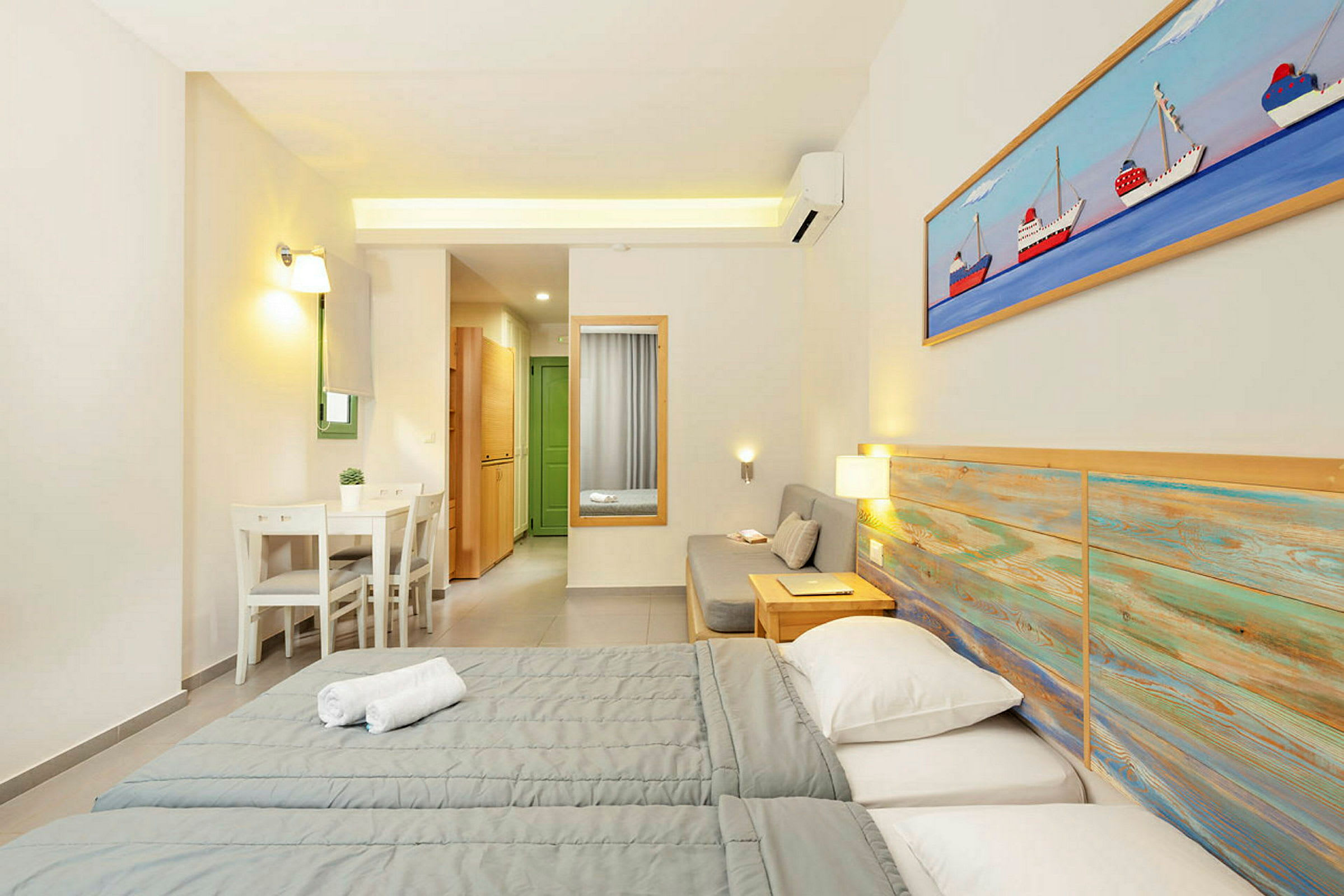 Ett hotellrum med två sängar, en sittgrupp och en liten matplats. (AI-genererad text)