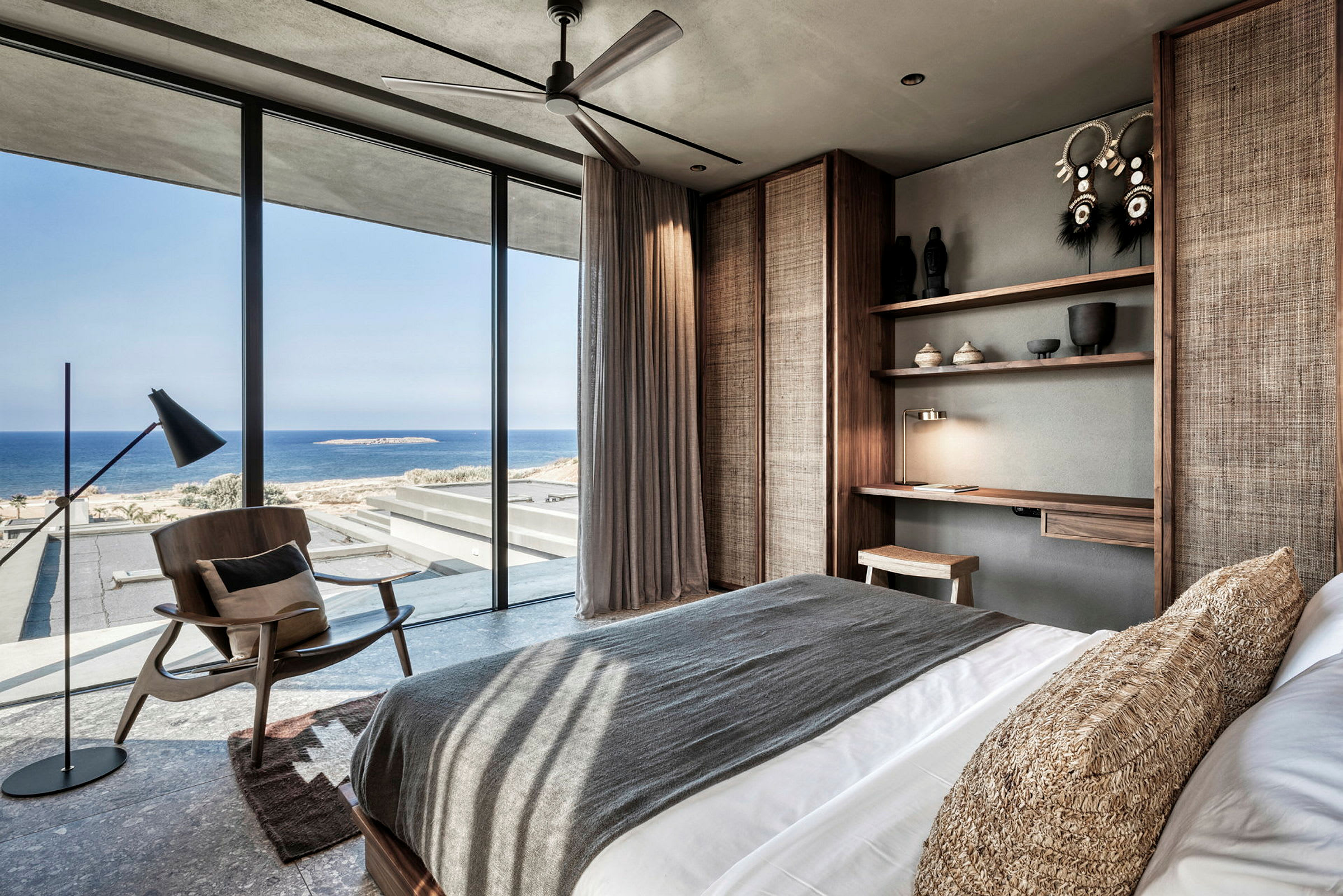 Modernt hotellrum med havsutsikt genom stora fönster. (AI-genererad text)