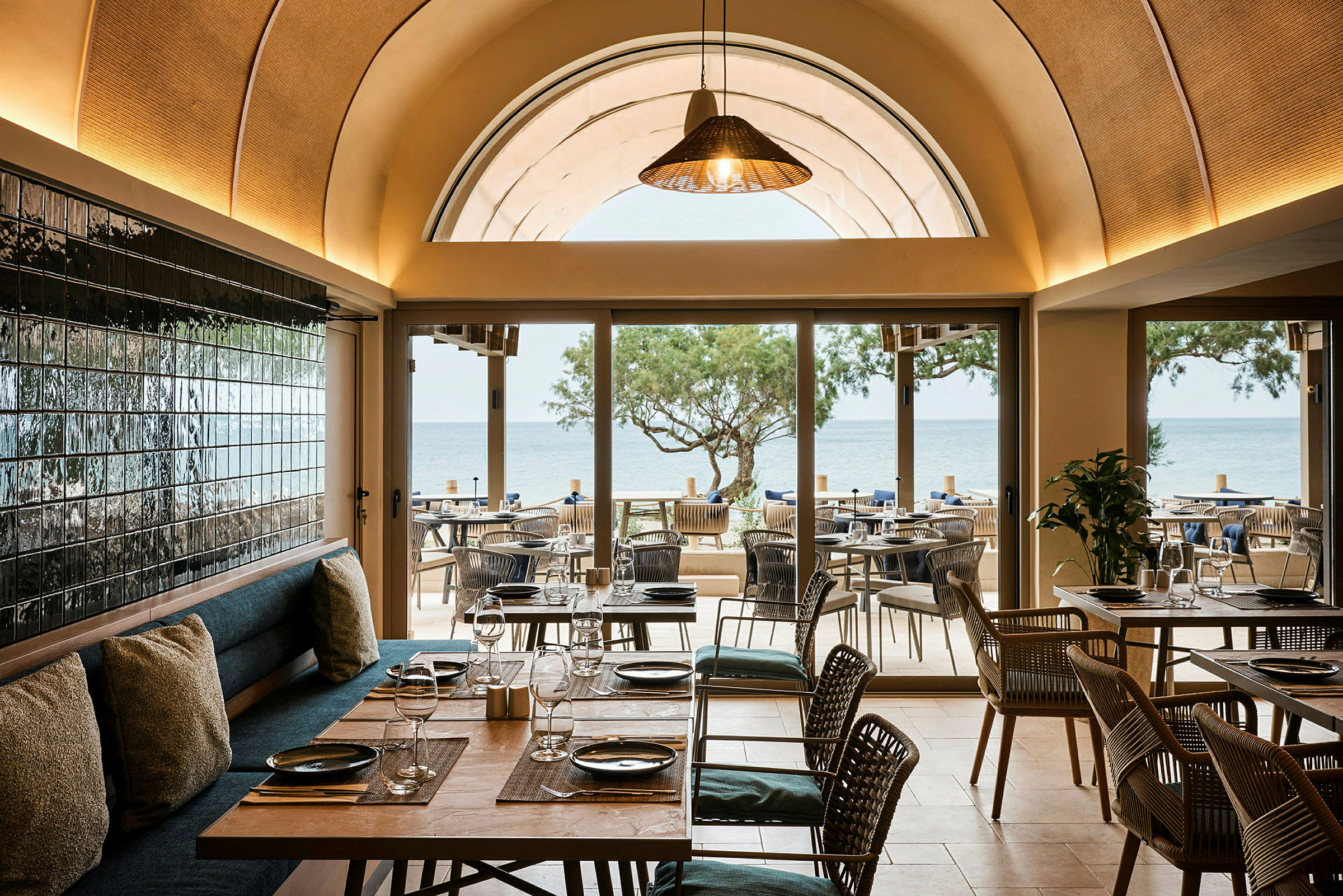 Restaurang med utsikt över havet, möbler i trä och glasdetaljer. (AI-genererad text)