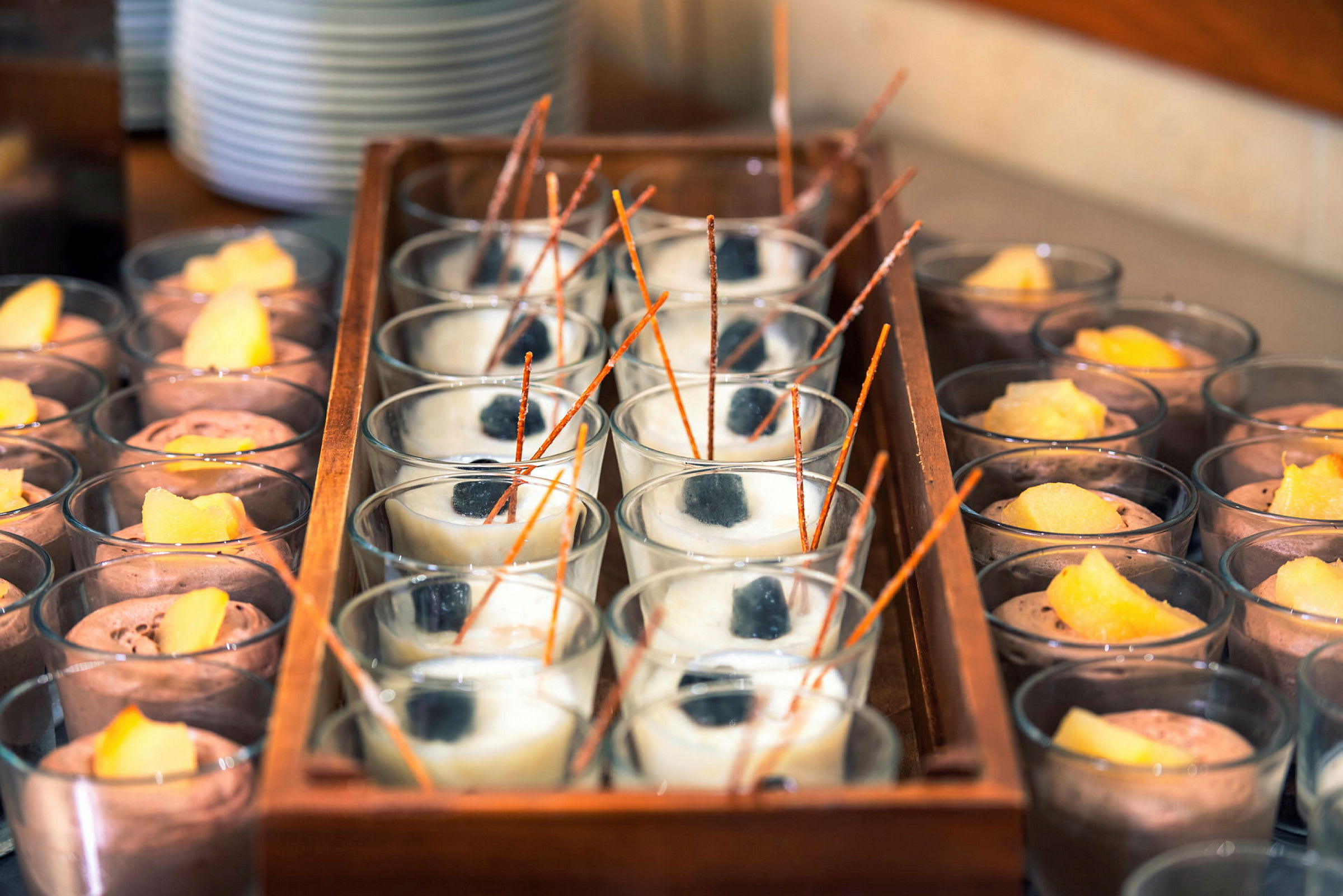 Små glas med desserter, inklusive chokladmousse och vaniljpudding. (AI-genererad text)