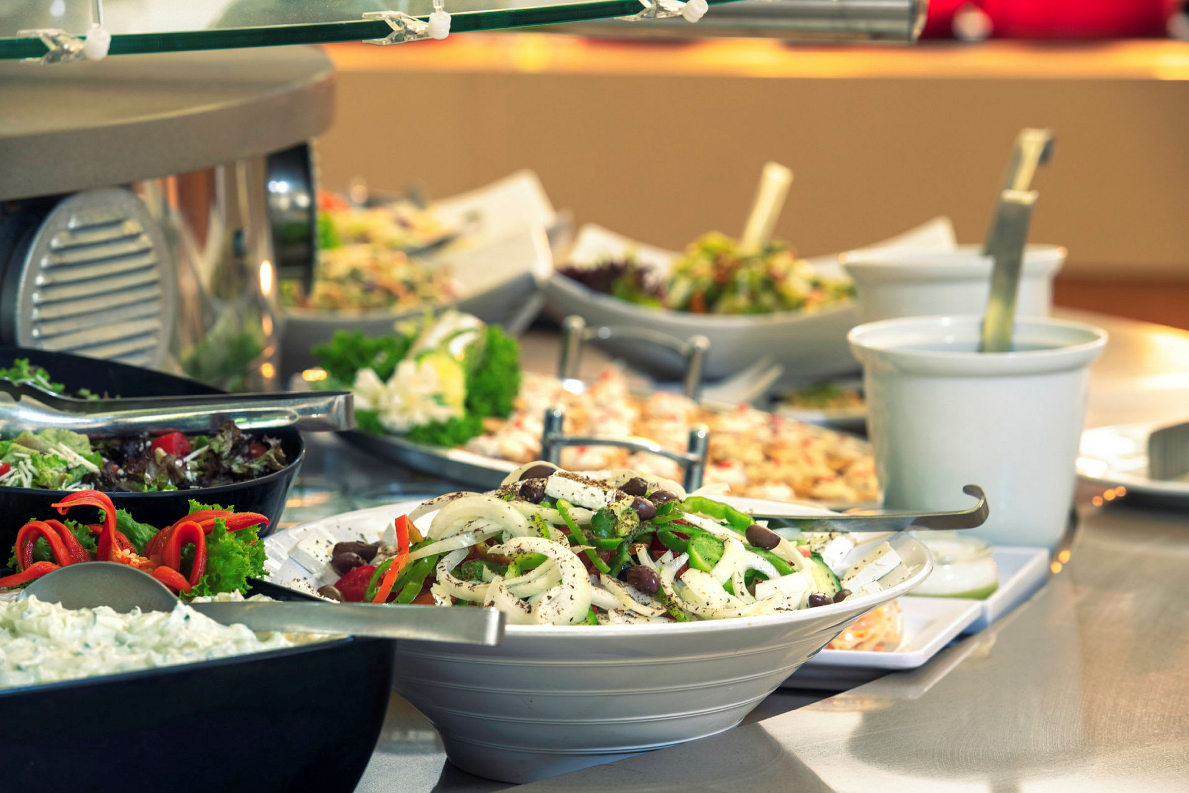 Buffébord med olika sallader och röror. (AI-genererad text)