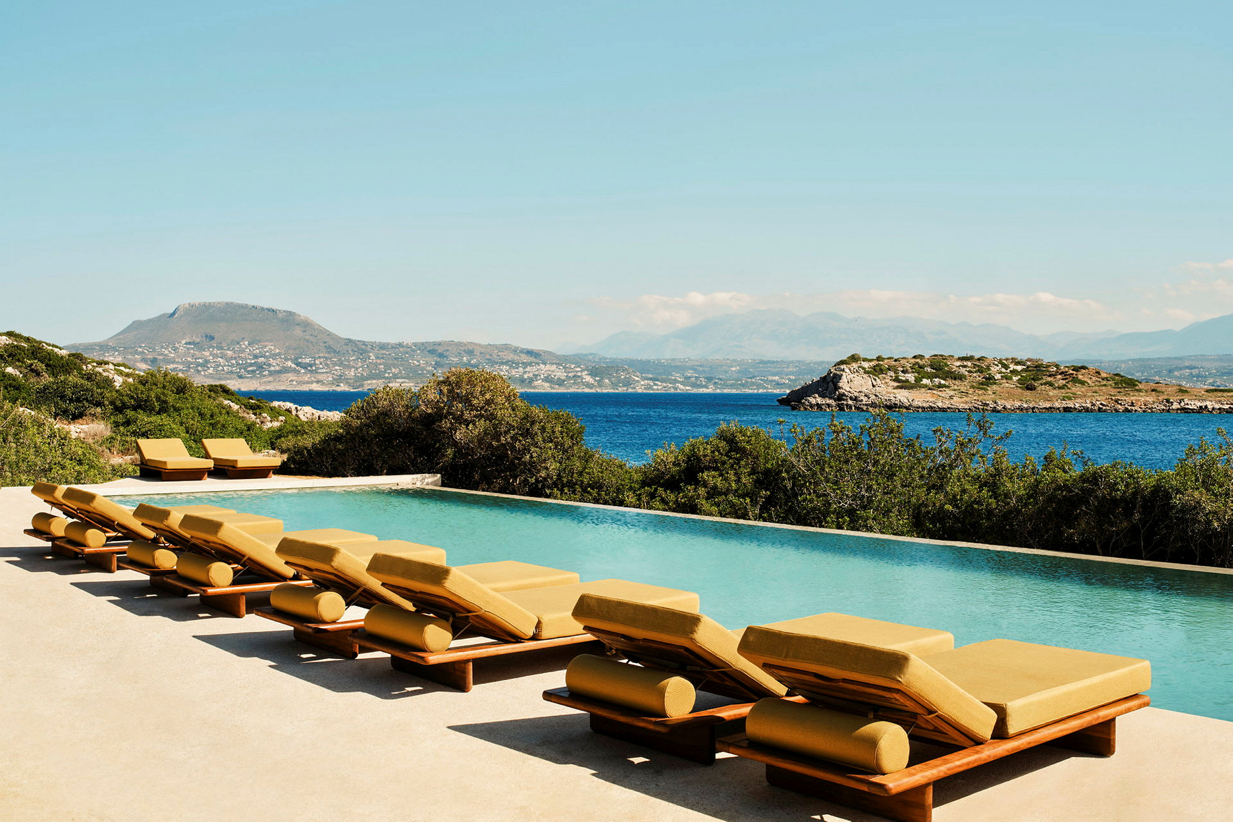 En infinitypool med solstolar och havsutsikt. (AI-genererad text)