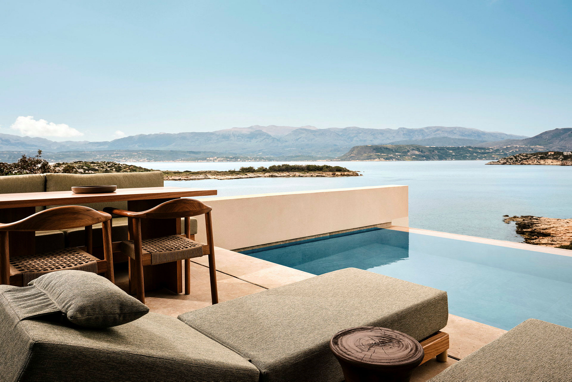 Terrass med pool och utsikt över hav och berg. (AI-genererad text)