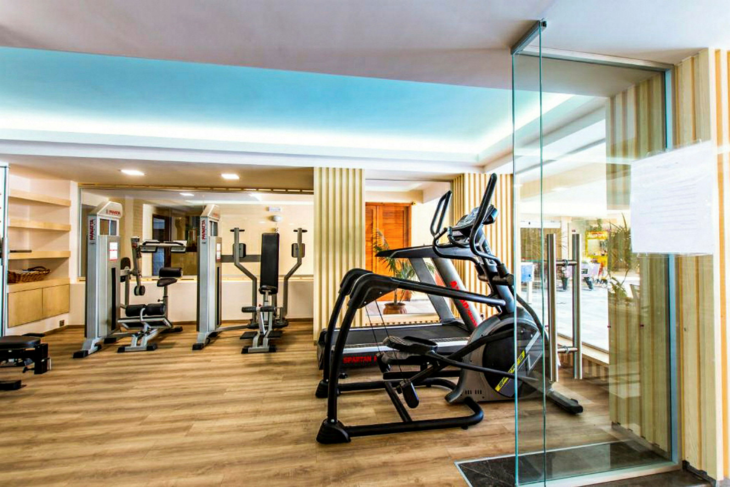 Gym med träningsmaskiner. (AI-genererad text)