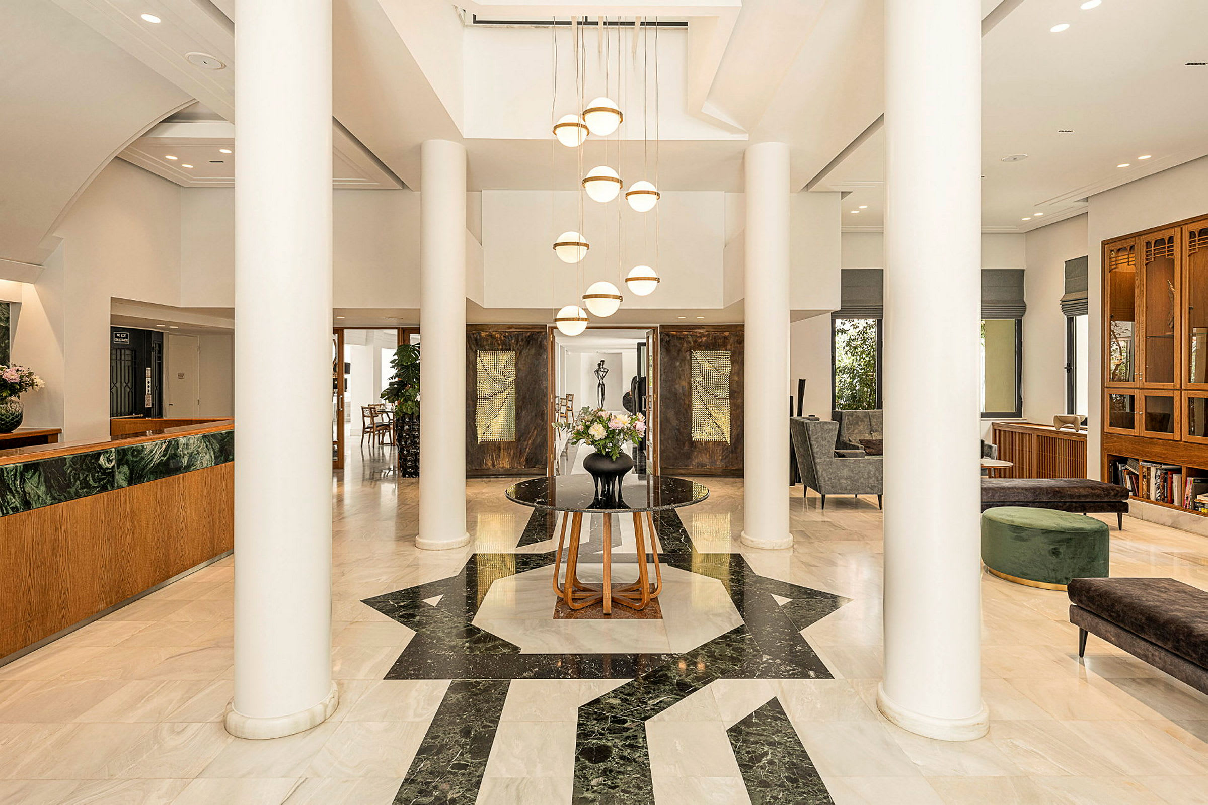 Elegant hotellobby med pelare och sittmöbler. (AI-genererad text)