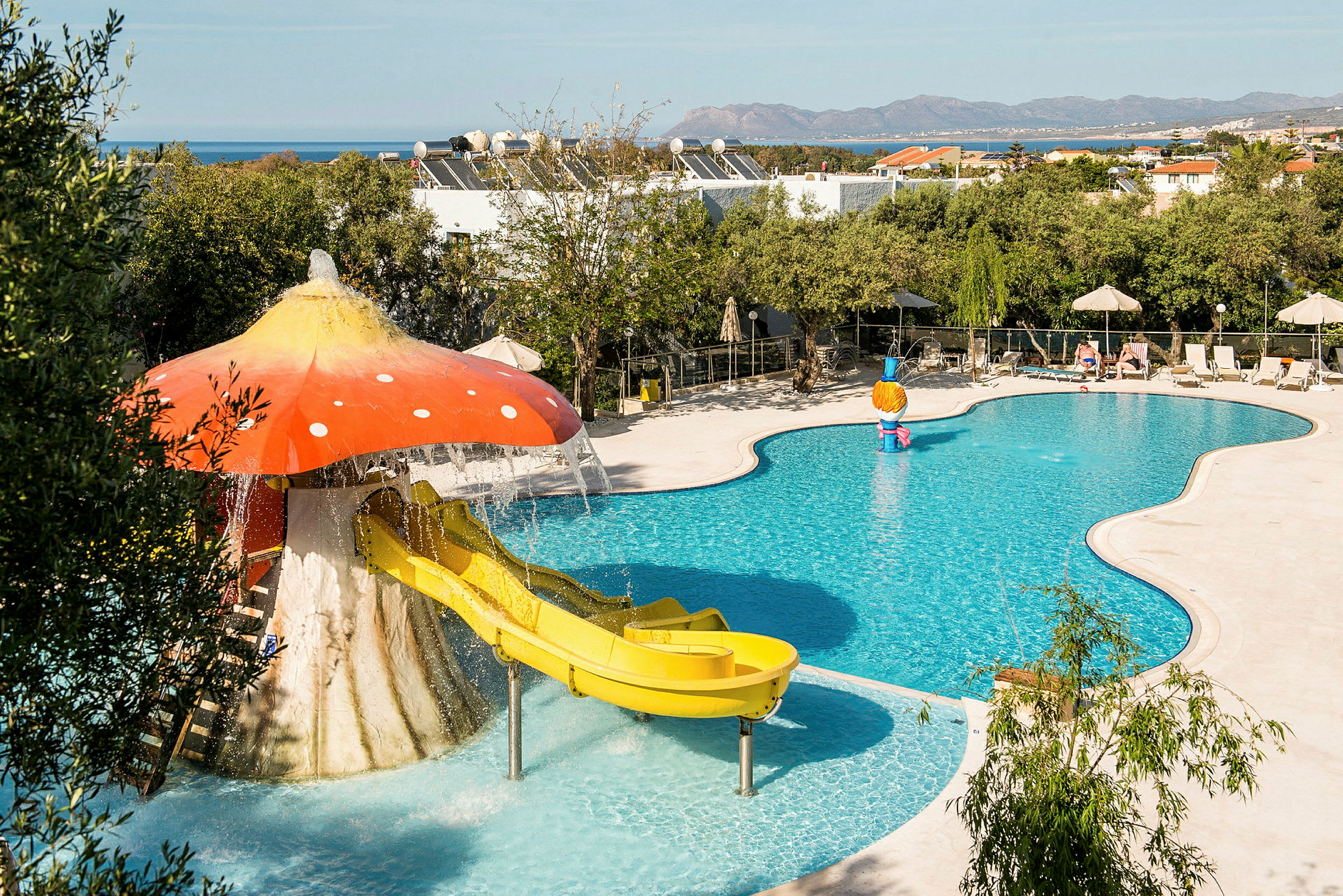 Swimmingpool med glidbana formad som en svamp. (AI-genererad text)