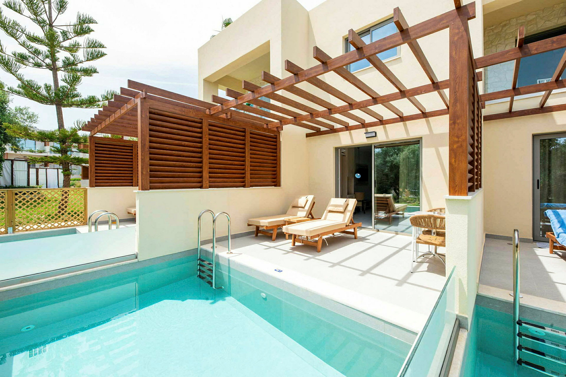 Privat pool med solstolar under en träpergola. (AI-genererad text)