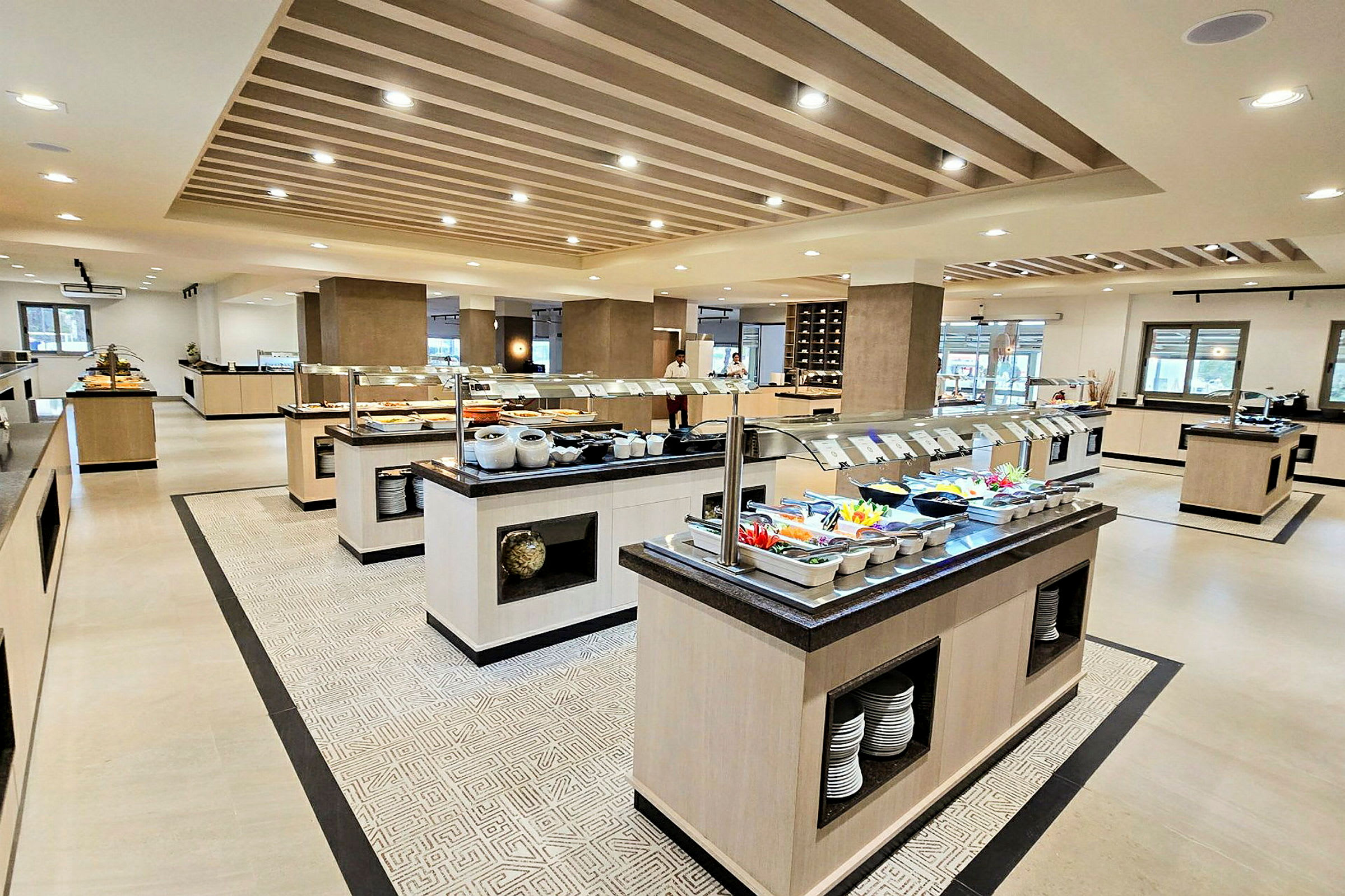 Bild av en modern bufférestaurang med olika matstationer och elegant inredning. (AI-genererad text)