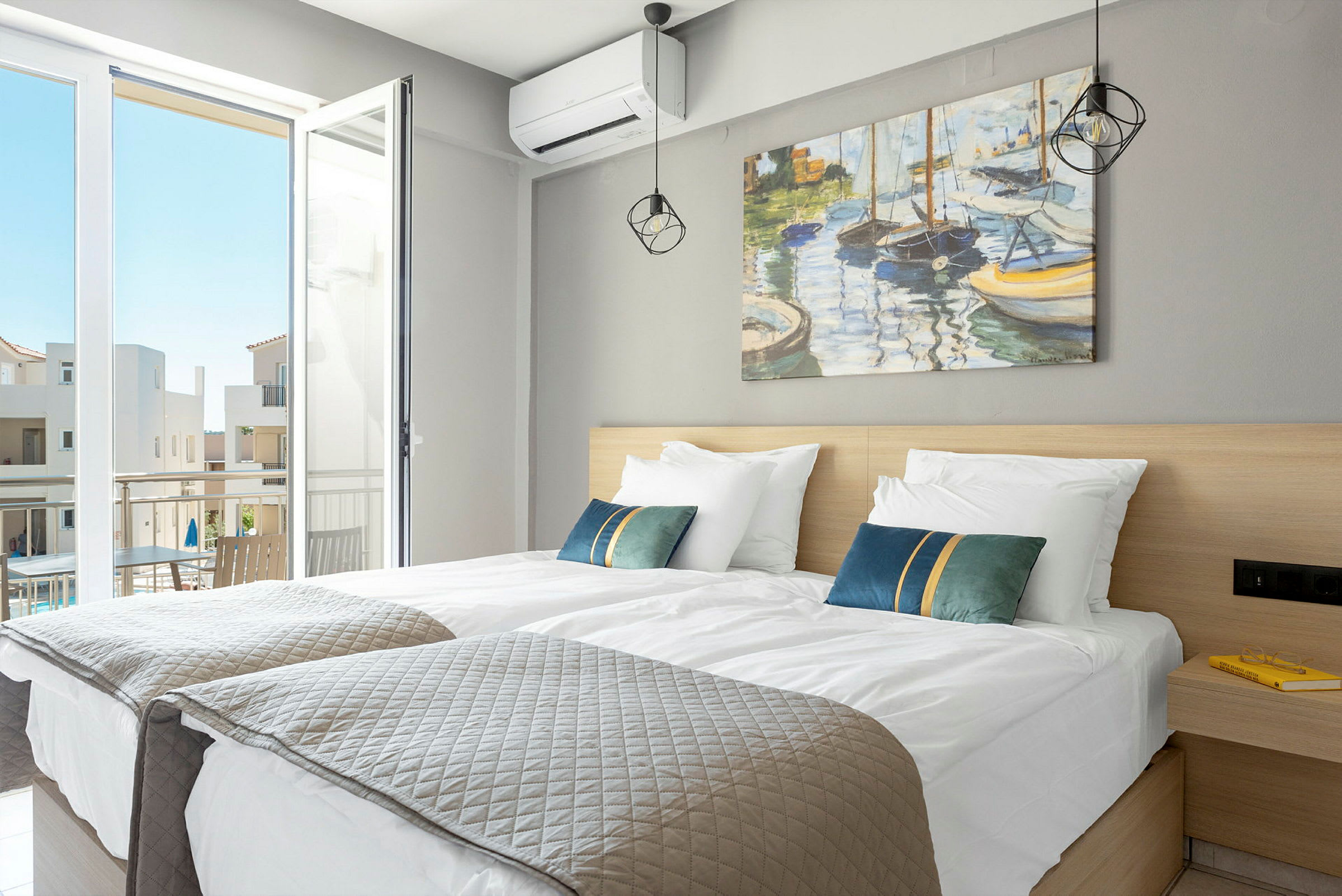 Ett hotellrum med två enkelsängar och en öppen balkongdörr. (AI-genererad text)
