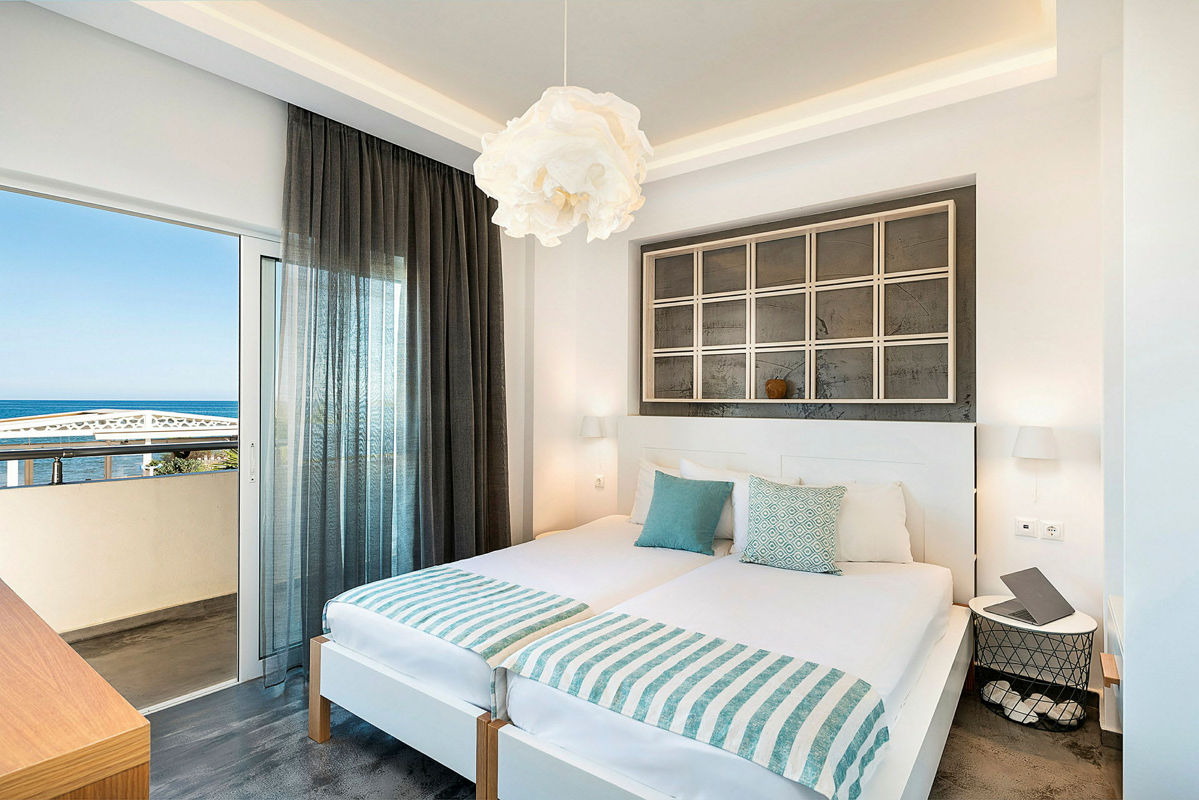 Modernt hotellrum med havsutsikt. (AI-genererad text)