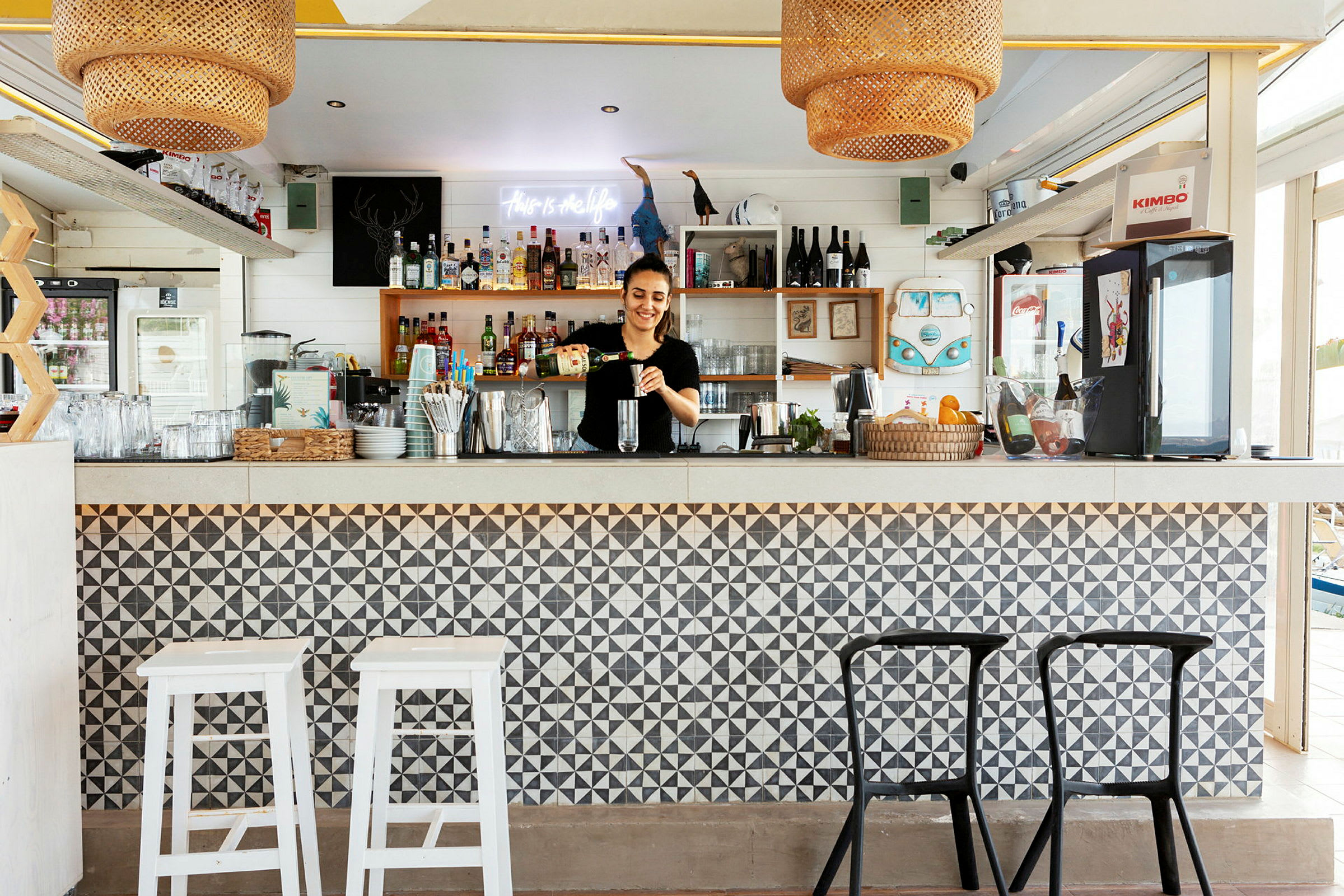En välförsedd bar med drycker och dekorativa element. (AI-genererad text)