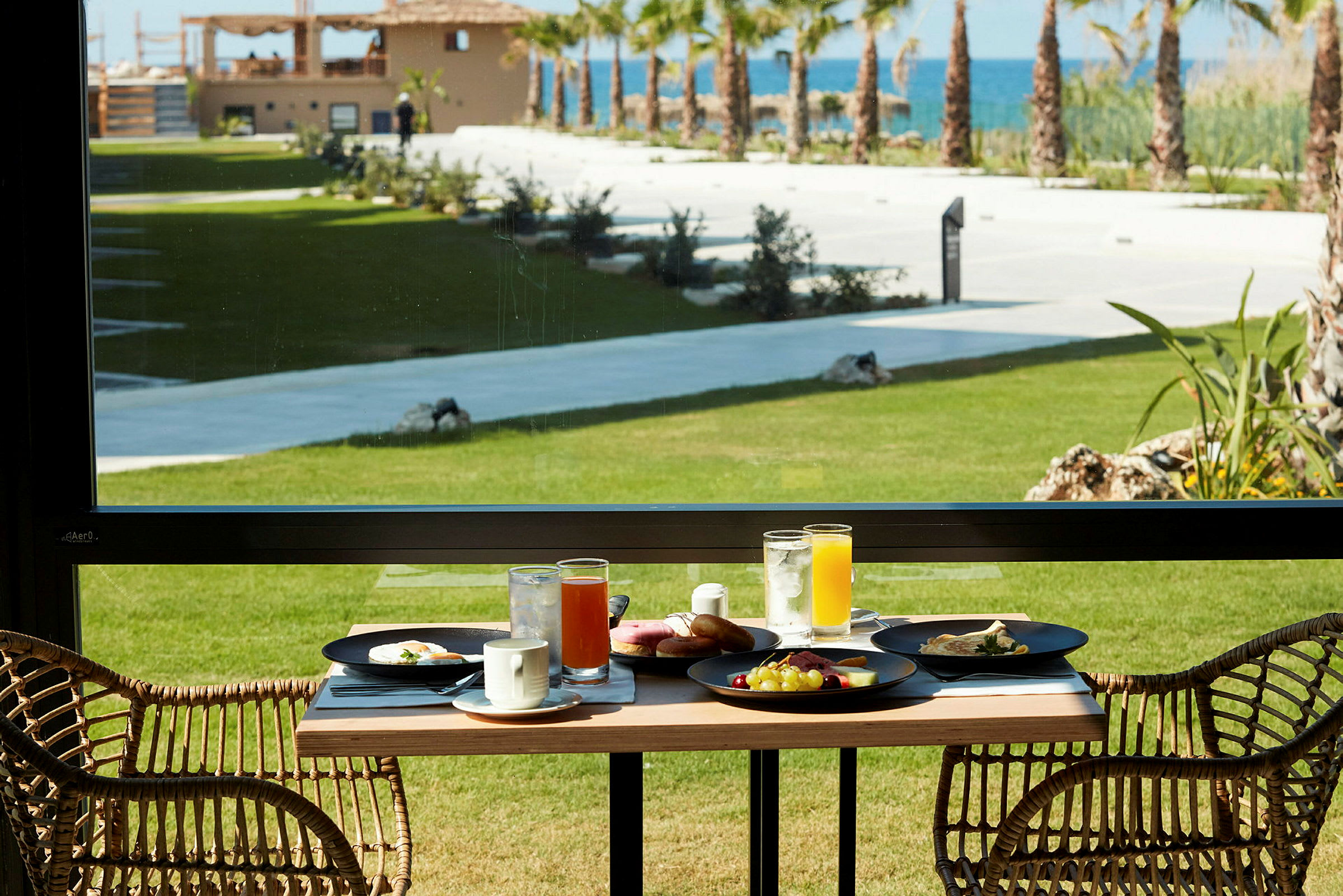 Bild av ett dukat bord med frukost och havsutsikt. (AI-genererad text)