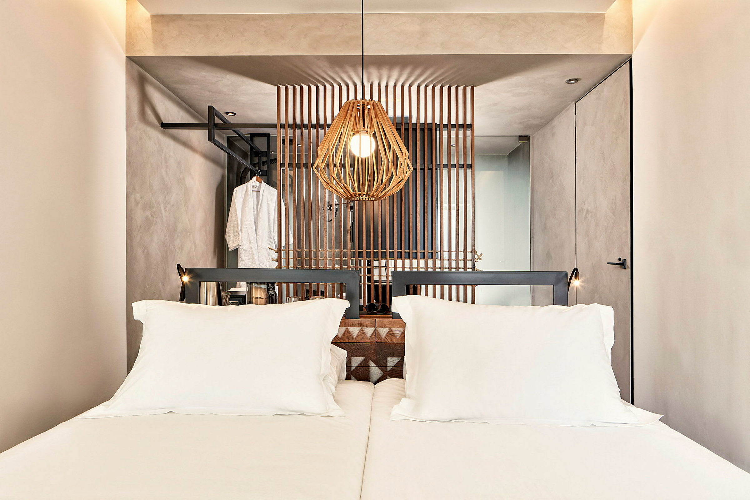 En hotellrum med en dubbelsäng och en dekorativ träpanel bakom sängen. (AI-genererad text)
