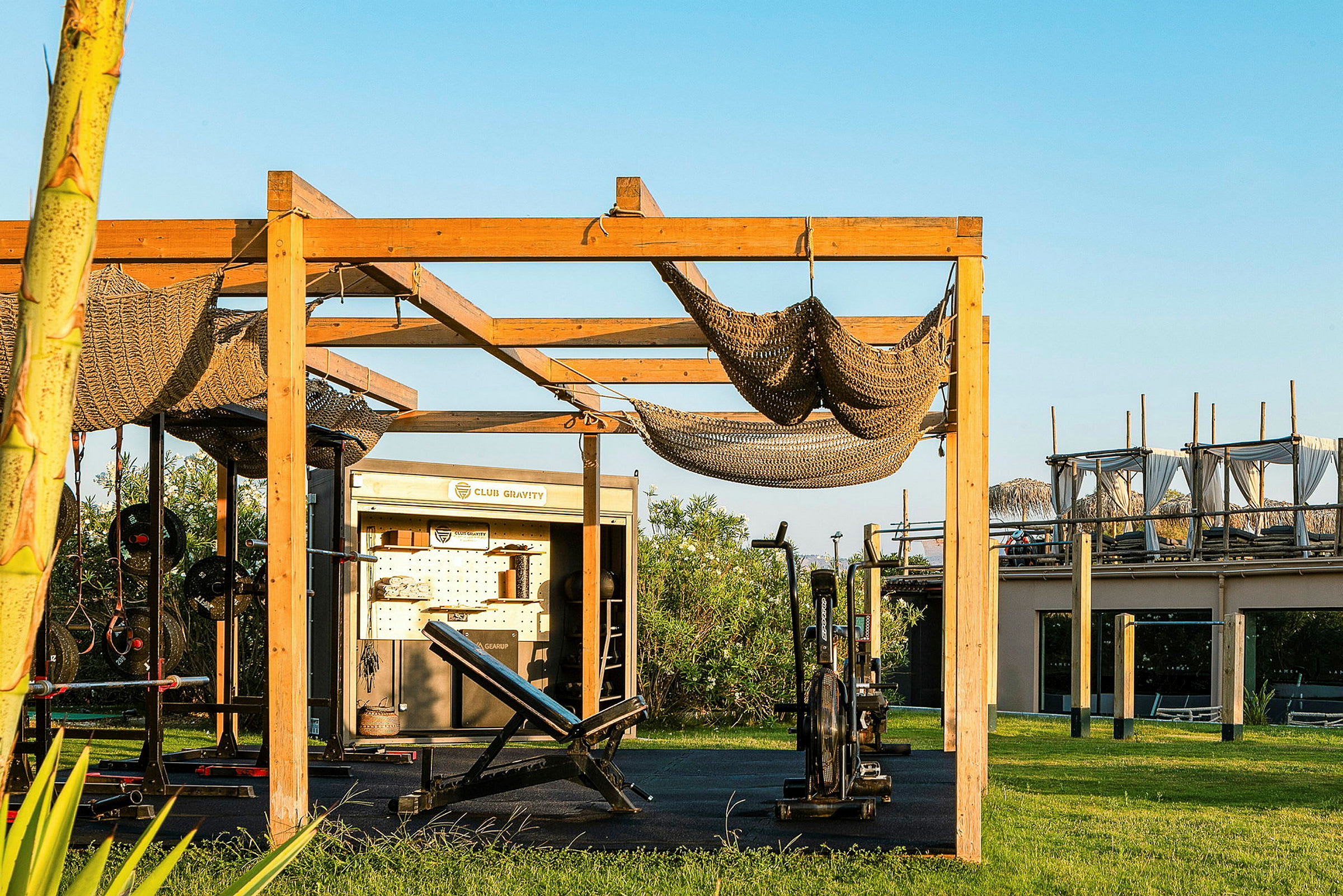 Utomhus gym med träningsutrustning och träram under en klar himmel. (AI-genererad text)