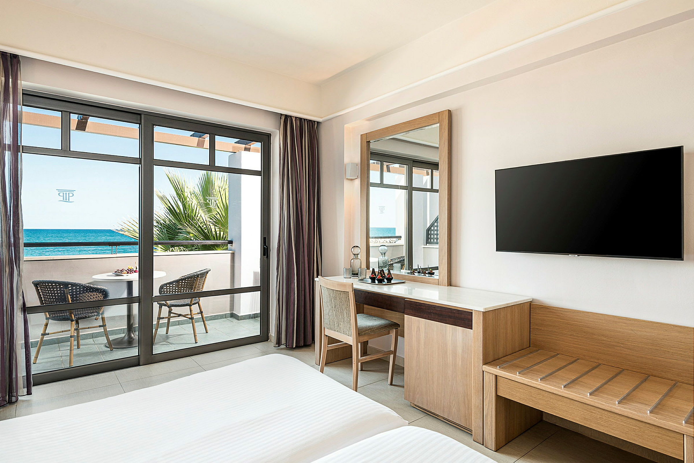 Hotellrum med balkon och havsutsikt. (AI-genererad text)