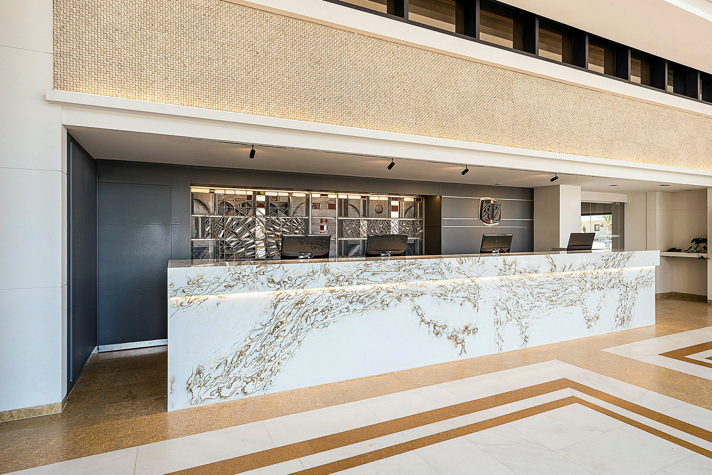 Reception med marmorbänk och moderna detaljer. (AI-genererad text)