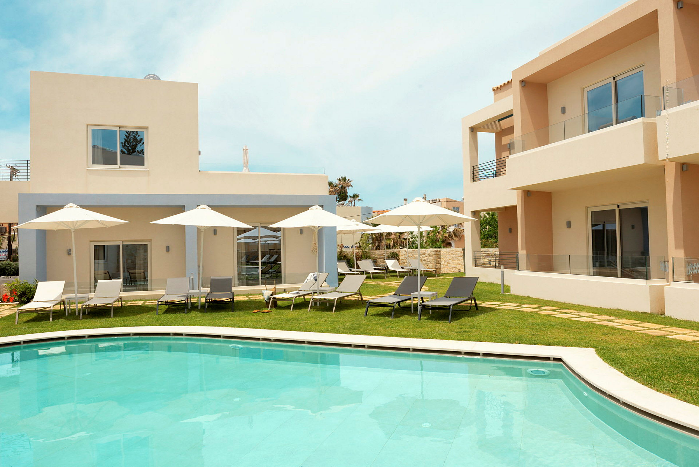 Bild av en modern villa med pool och solstolar. (AI-genererad text)