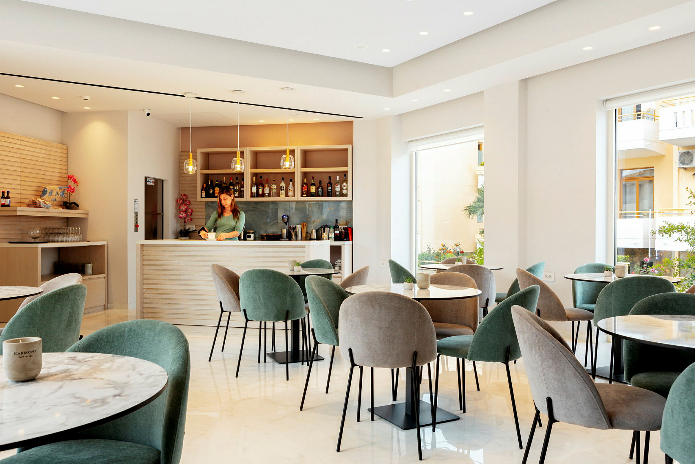En modern lounge med bord och stolar samt en välutrustad bar. (AI-genererad text)