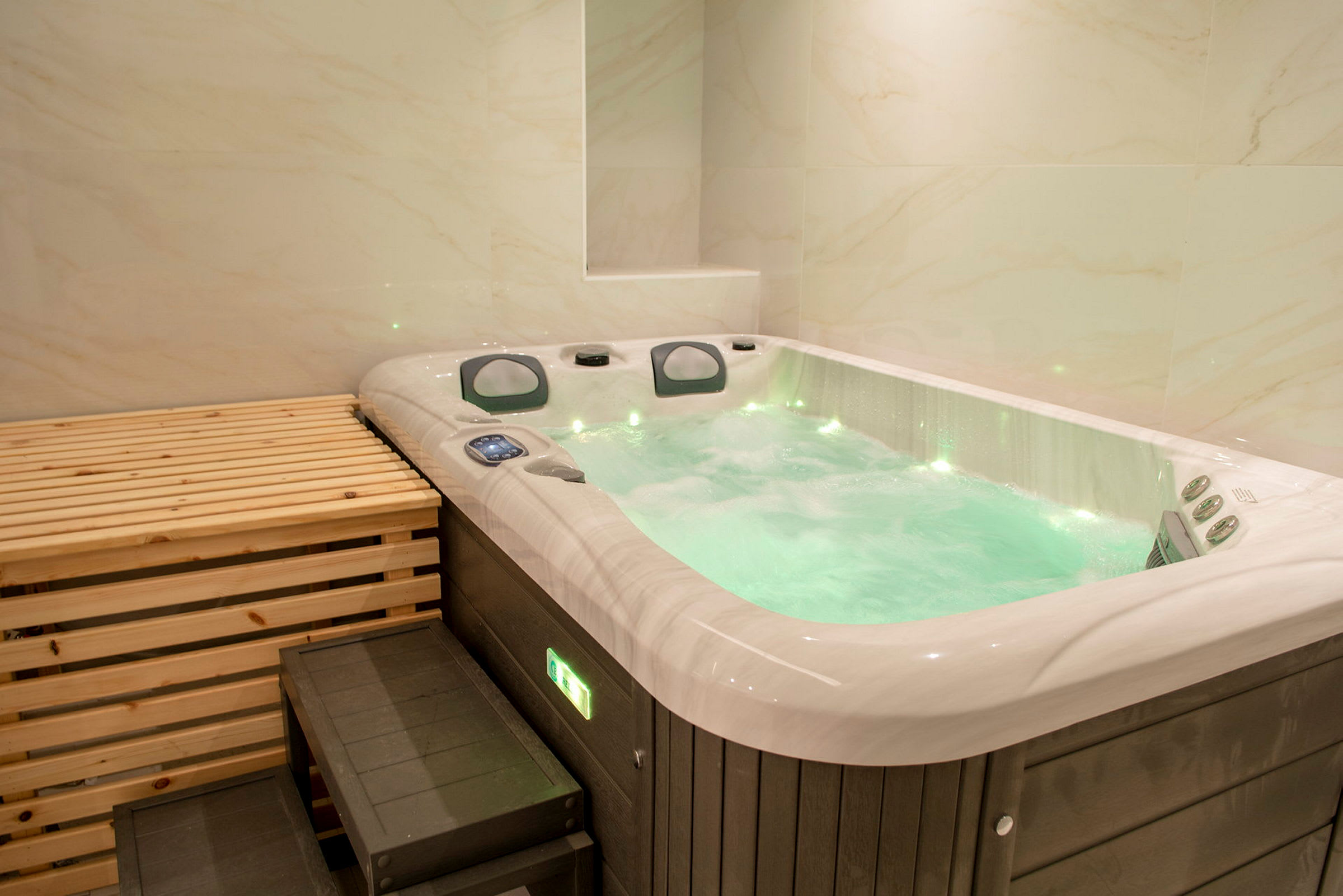 En bubbelpool med ljus, träpanel och stege. (AI-genererad text)