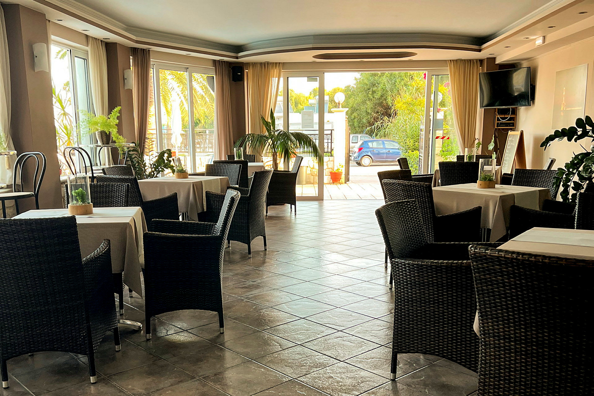 En restaurang med bord och stolar i ett ljusinsläppt rum. (AI-genererad text)