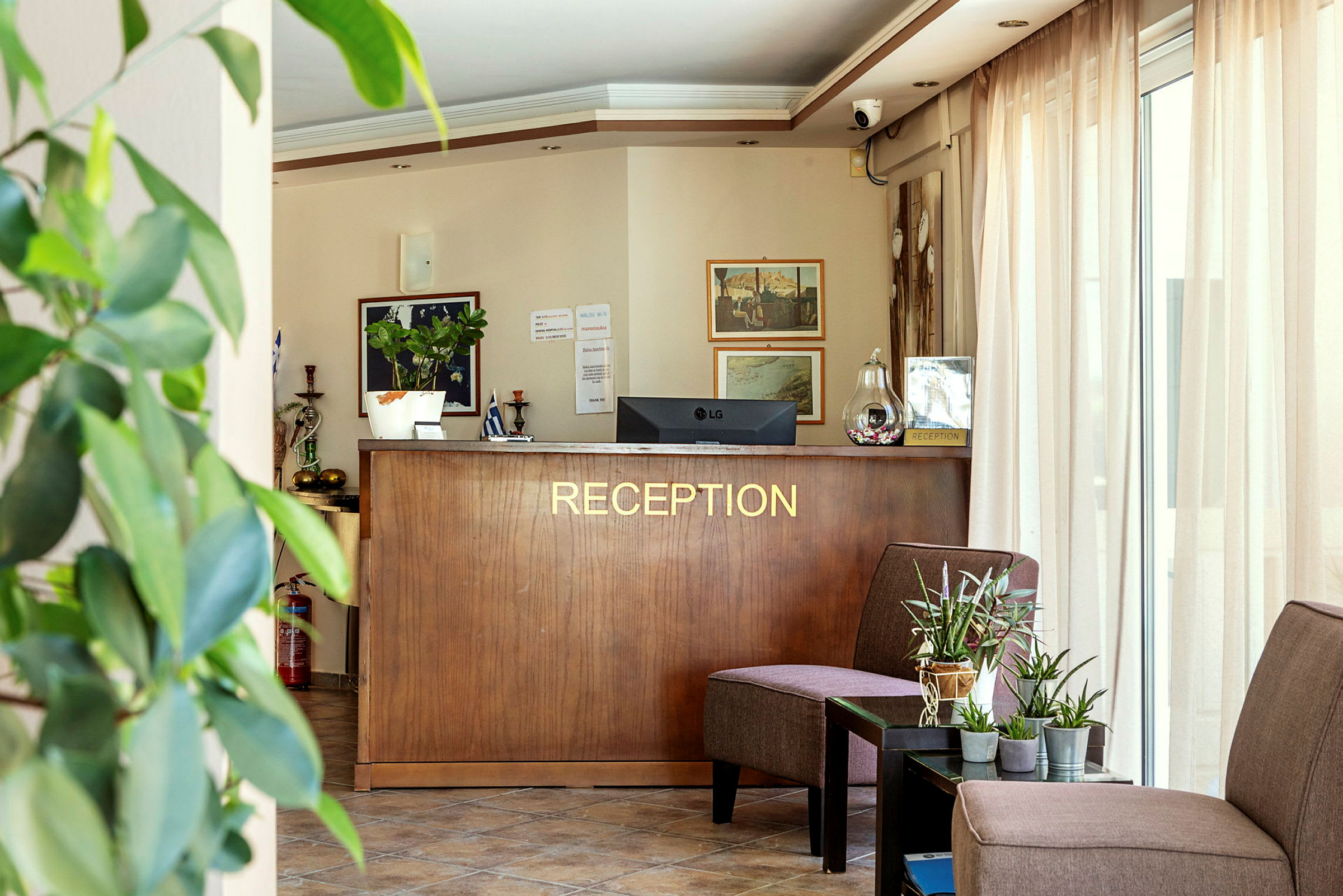 Hotellreception med skrivbord, växter och sittmöbler. (AI-genererad text)