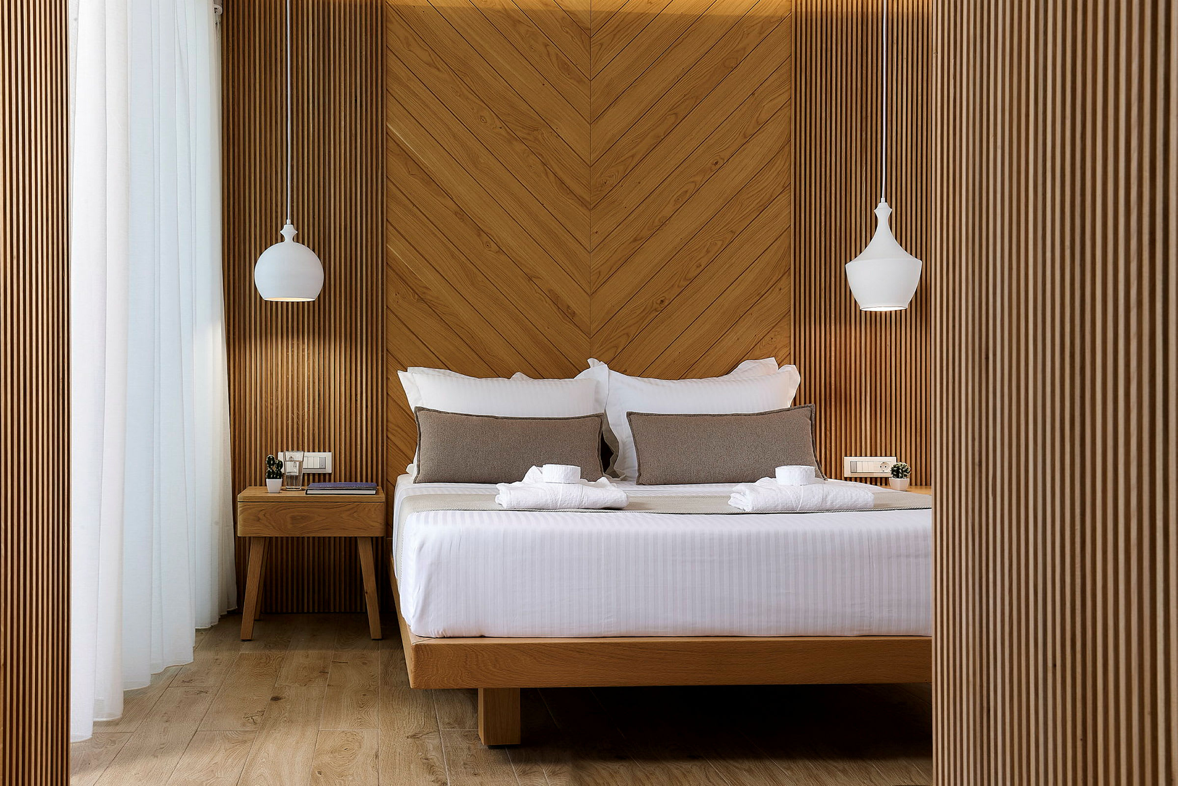 Modern hotellrumsinteriör med träpaneler och enkelsäng. (AI-genererad text)