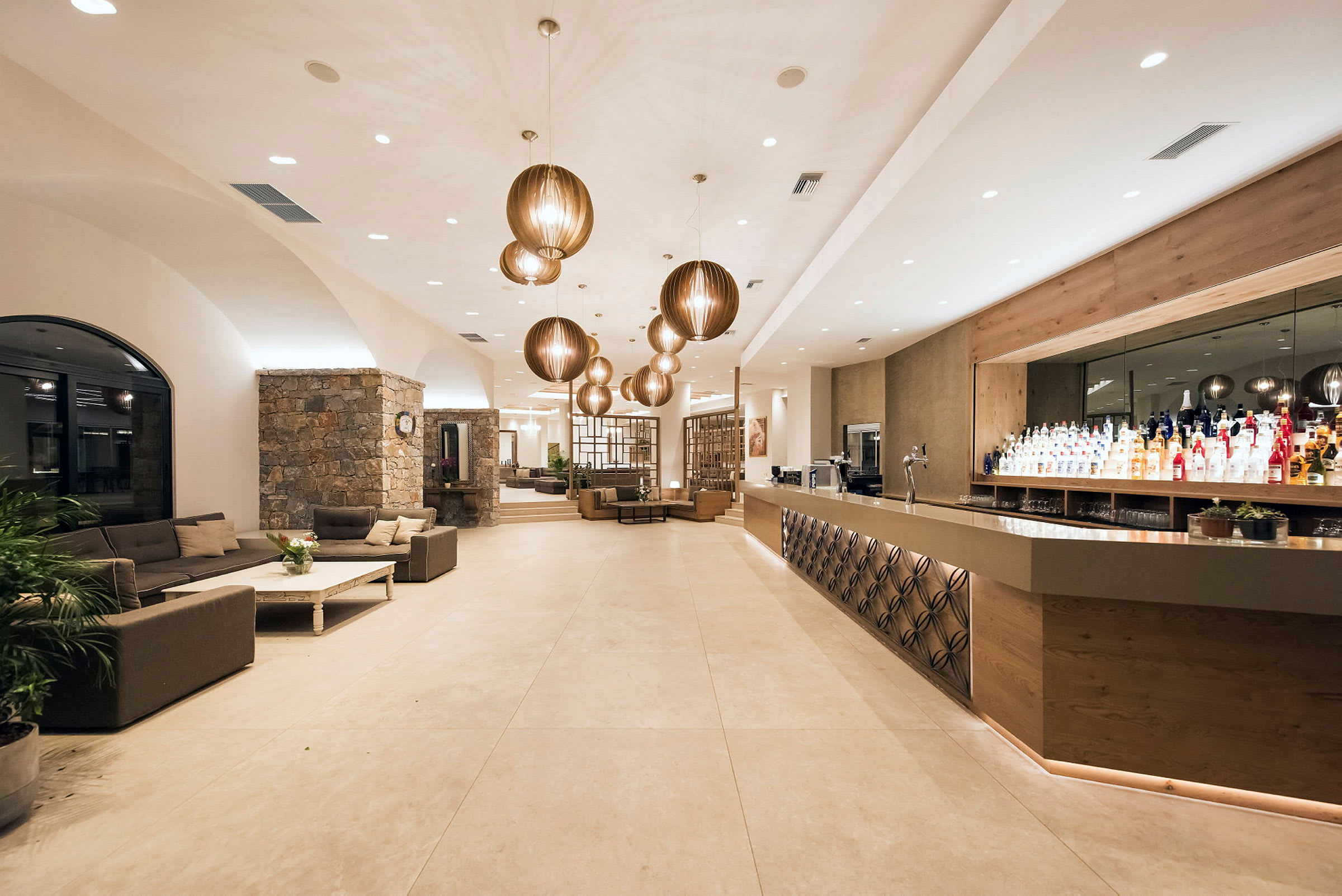 Modern och välbelyst hotellobby med soffor och bardisk. (AI-genererad text)