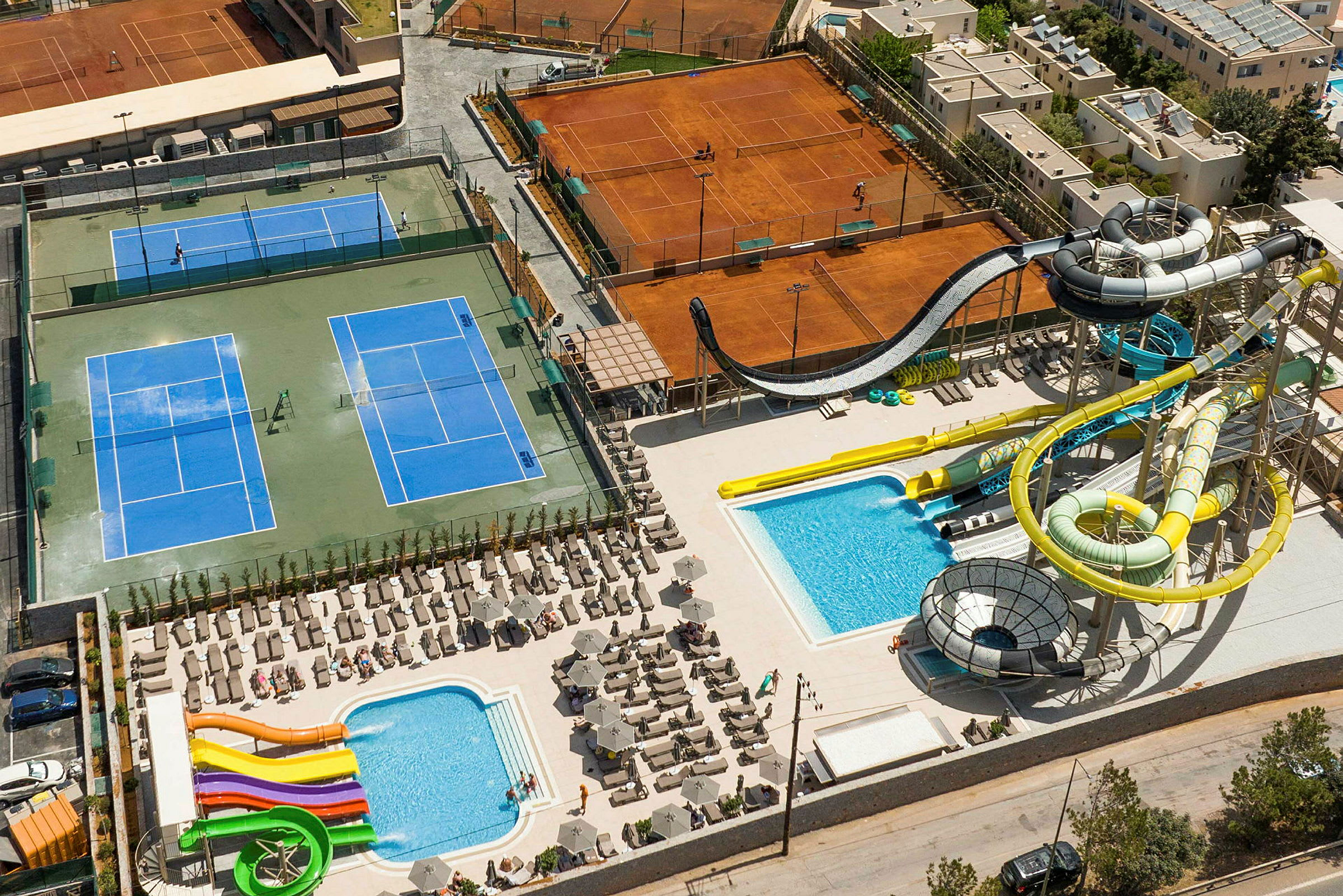 Bild av tennisbanor, vattenrutschbanor och poolområden. (AI-genererad text)