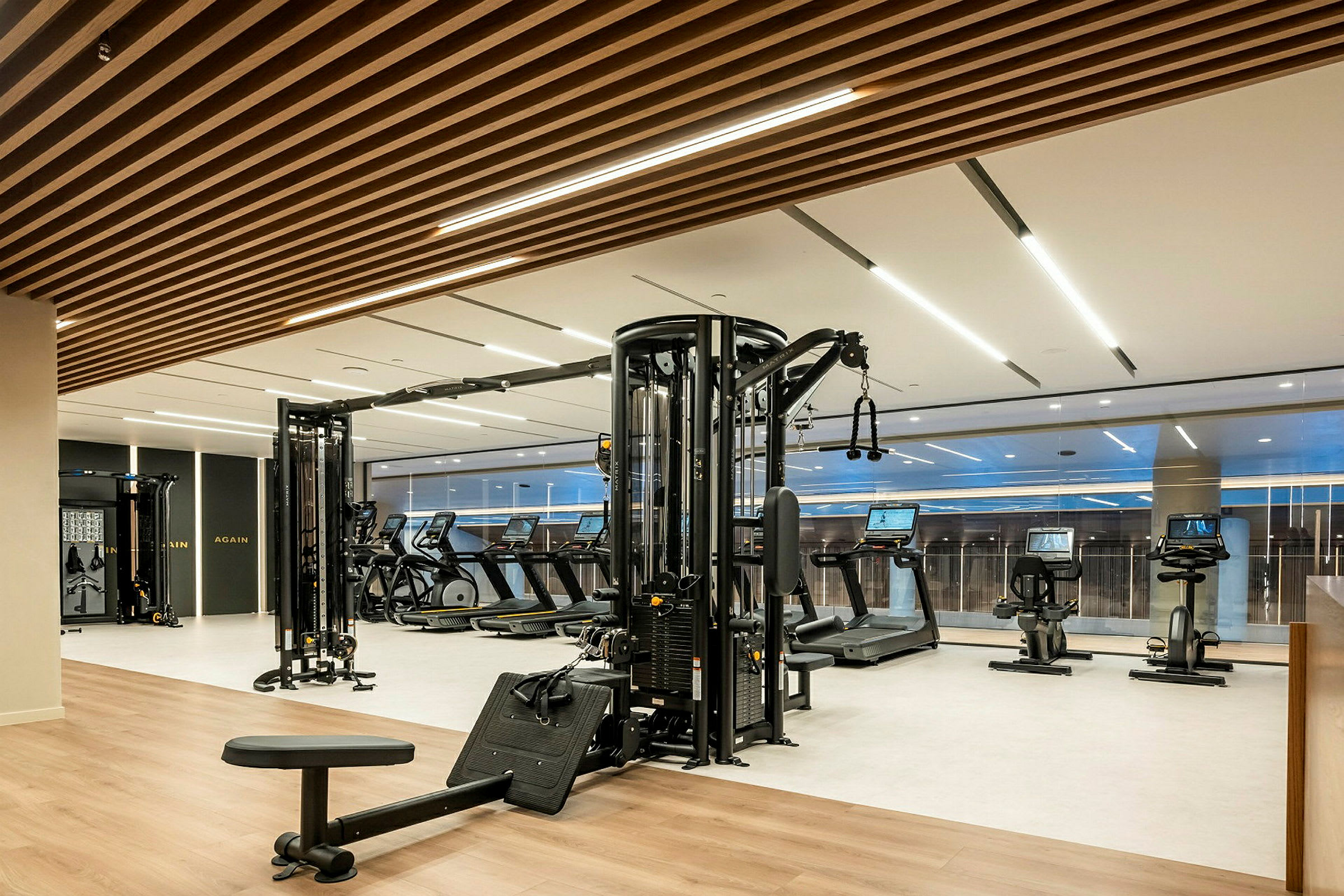 Ett modernt gym med träningsmaskiner och löpband. (AI-genererad text)