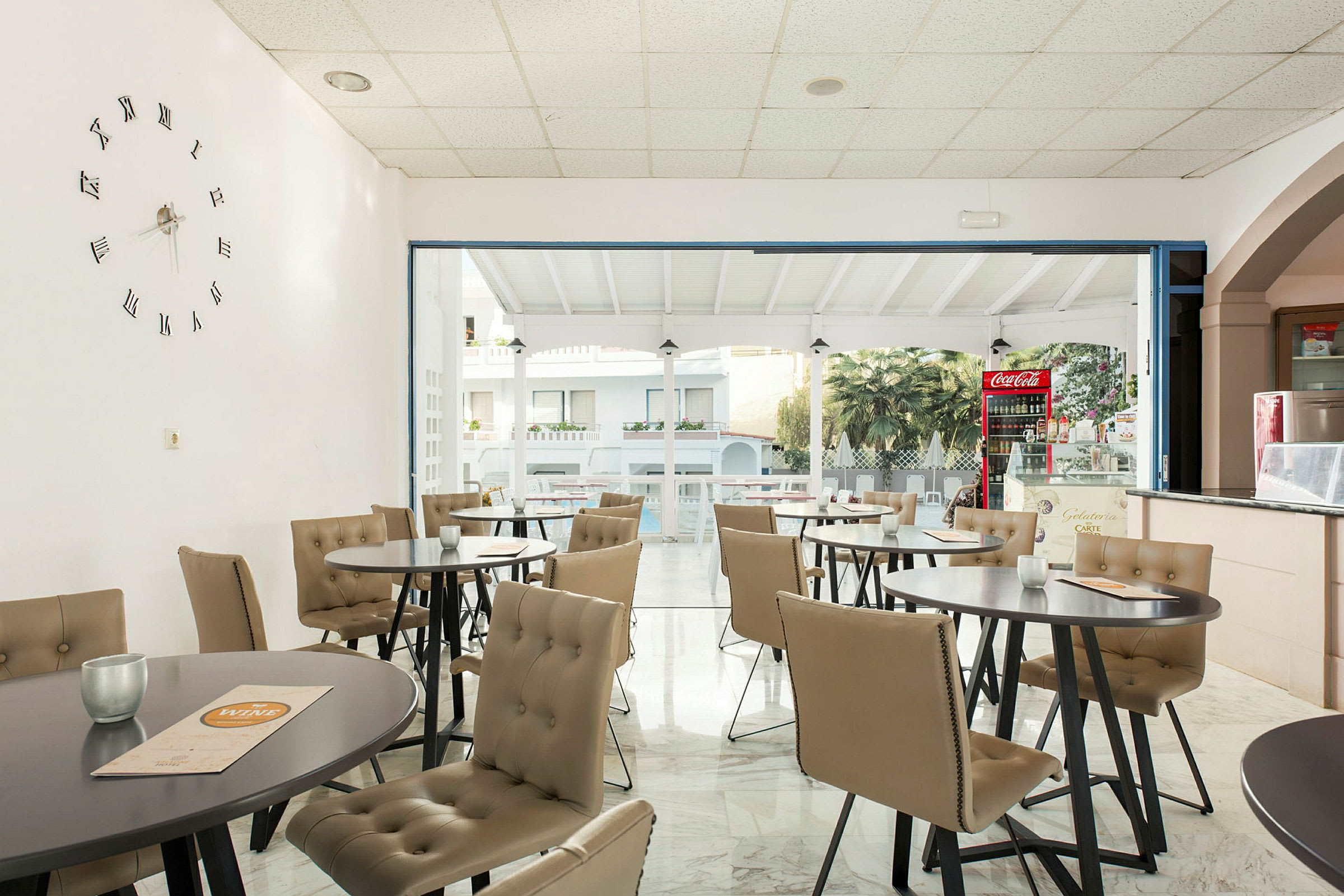 Interiör av ett café med bord och stolar. (AI-genererad text)