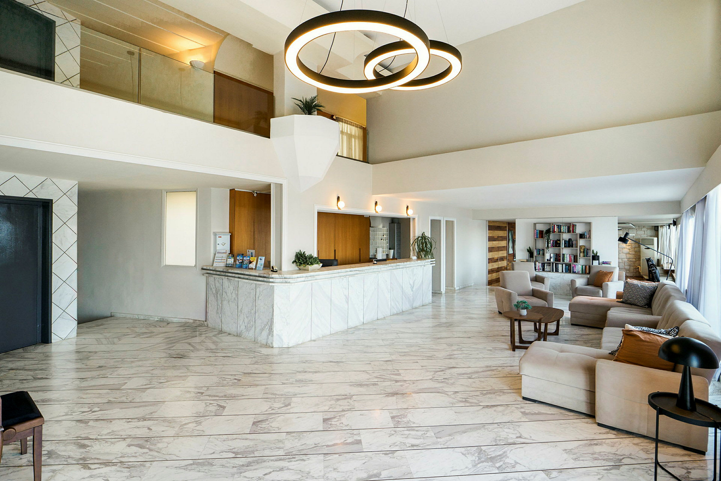 Hotellreception med marmorgolv och moderna möbler. (AI-genererad text)