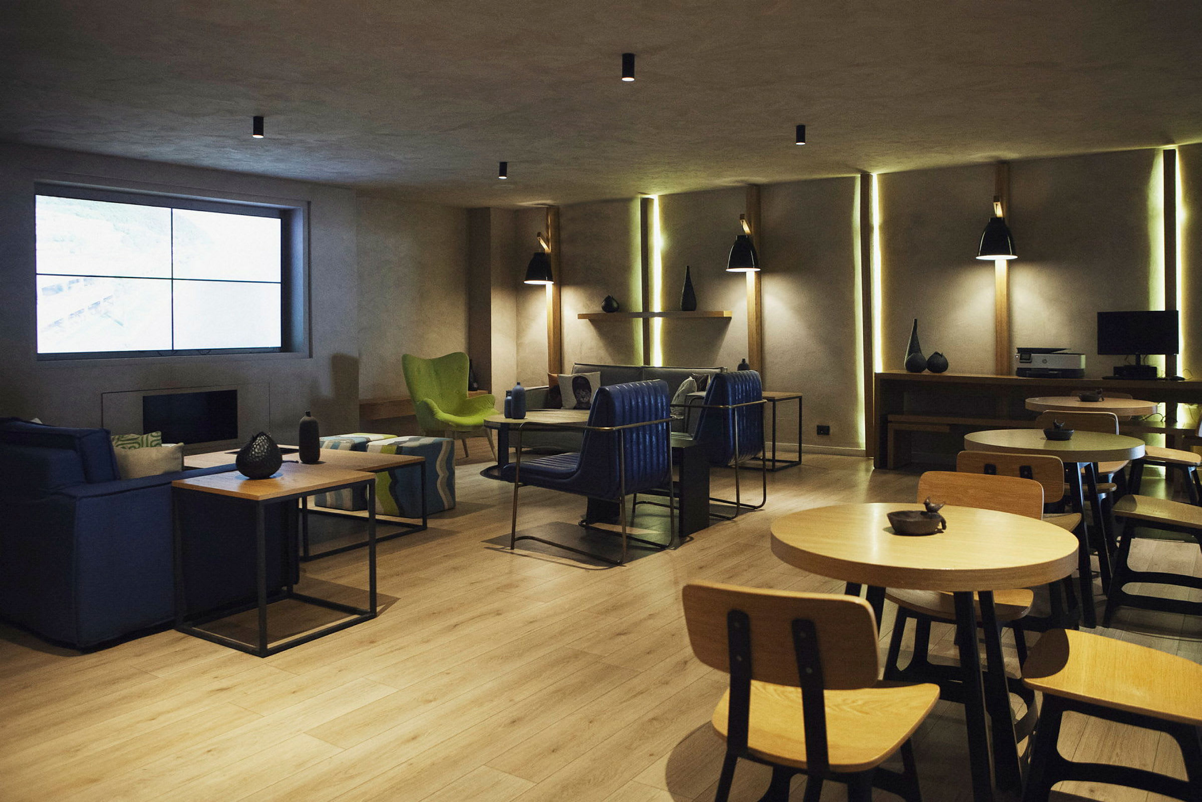 En loungemiljö med bord och stolar. (AI-genererad text)