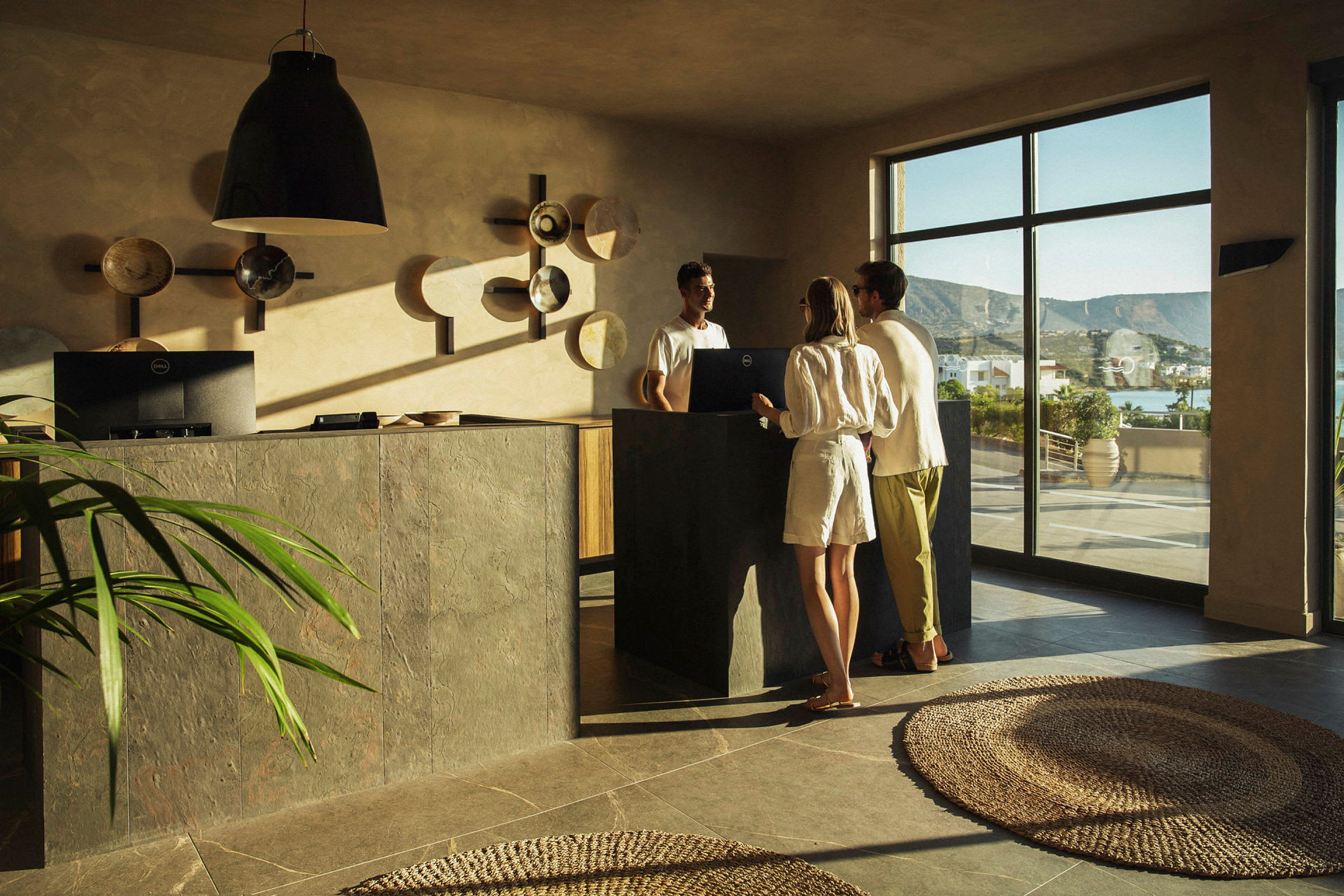 Reception i modern hotellmiljö med utsikt över naturen. (AI-genererad text)