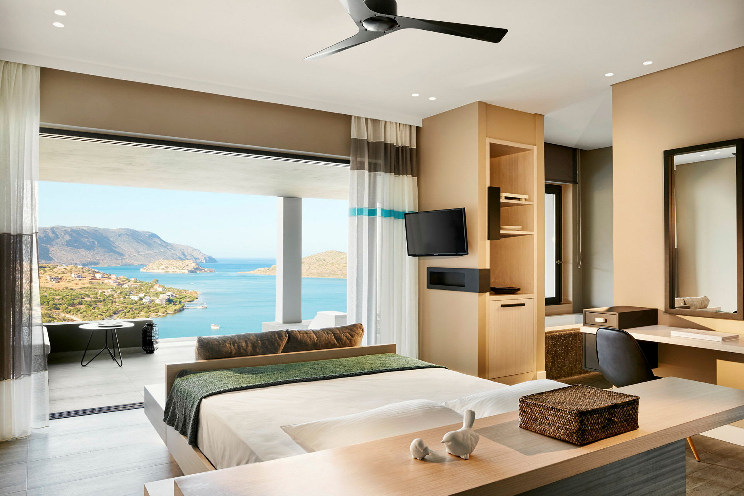 Modern hotellrum med havsutsikt från balkongen. (AI-genererad text)