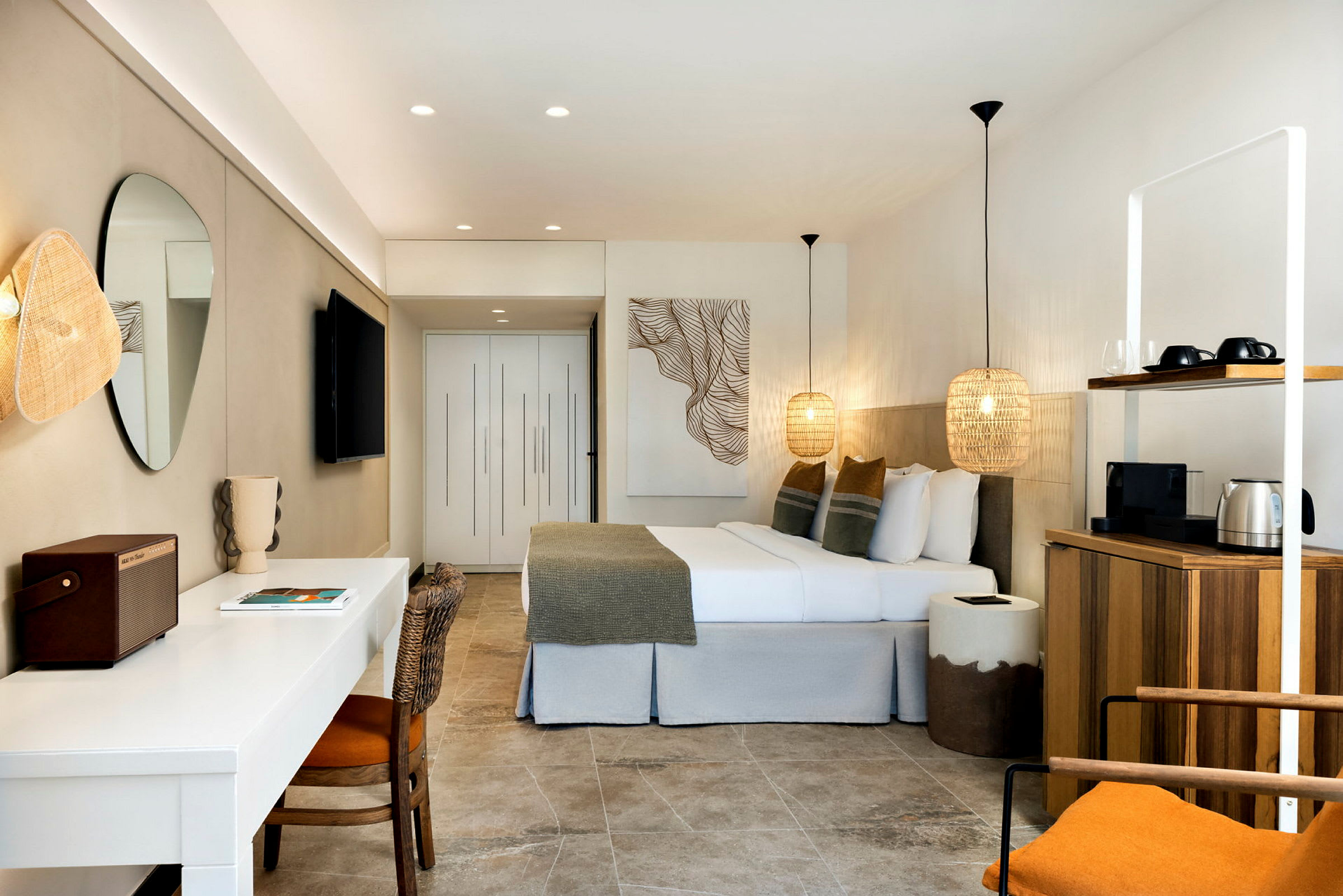 Modern hotellrum med dubbelsäng, skrivbord och sittplatser. (AI-genererad text)