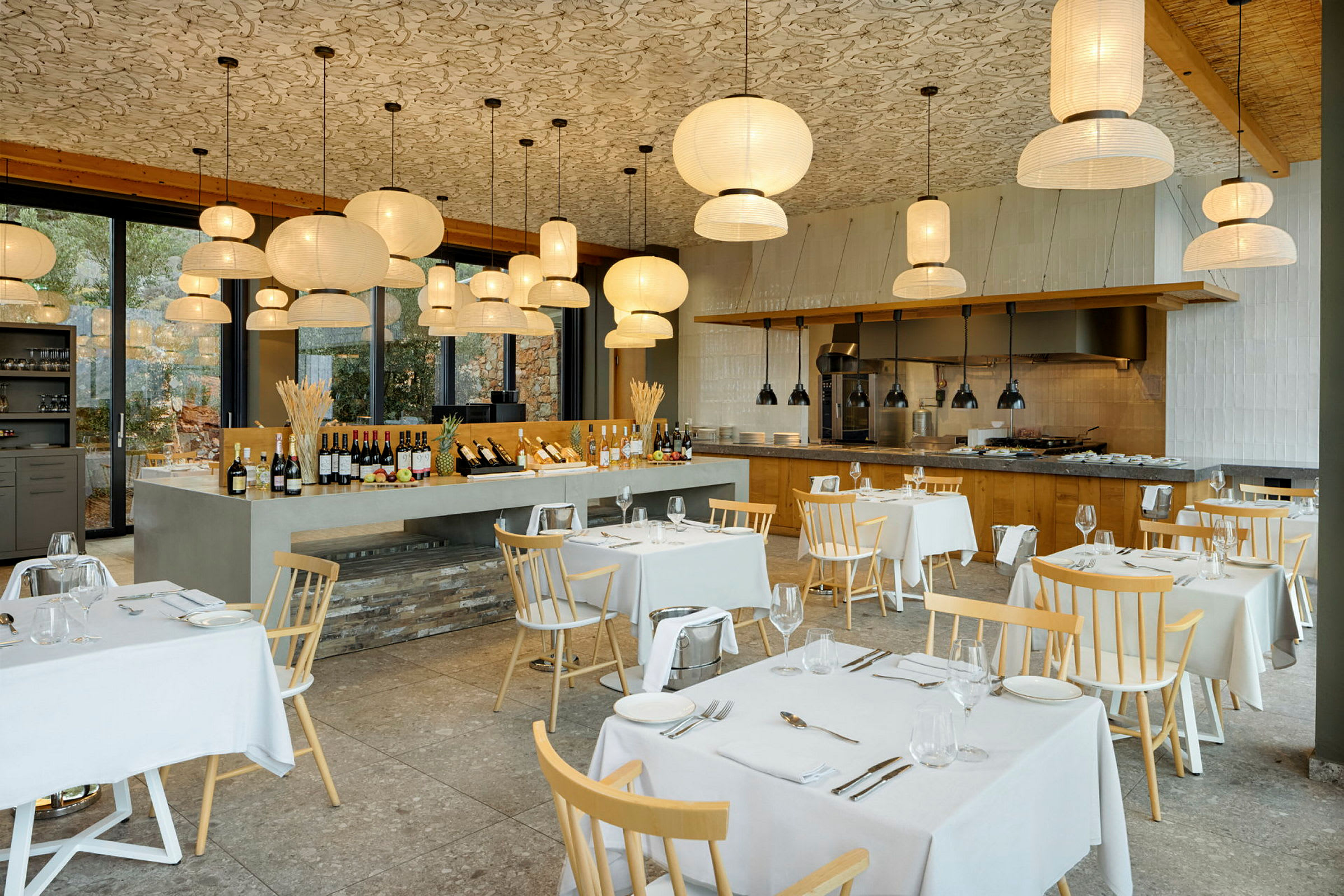 En restaurang med dukade bord och modern belysning. (AI-genererad text)